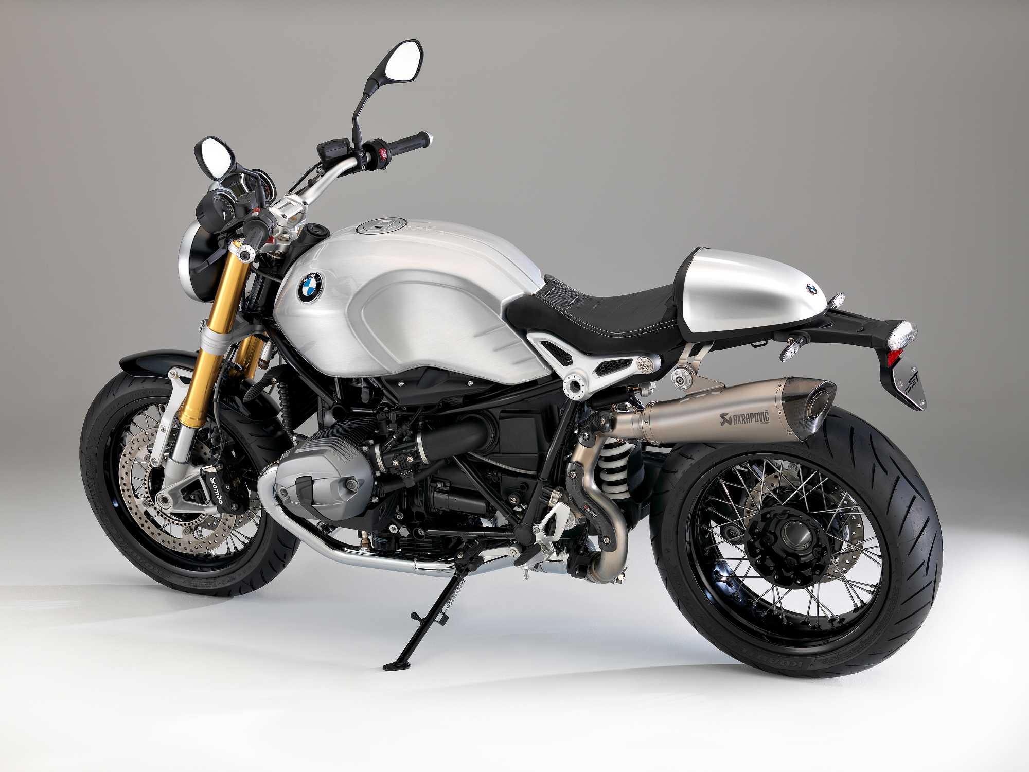 waterstof doorgaan kasteel BMW Motorrad expands Customizing range for the R nineT. Hand-brushed  aluminium fuel tanks give motorcycle hand-crafted character.