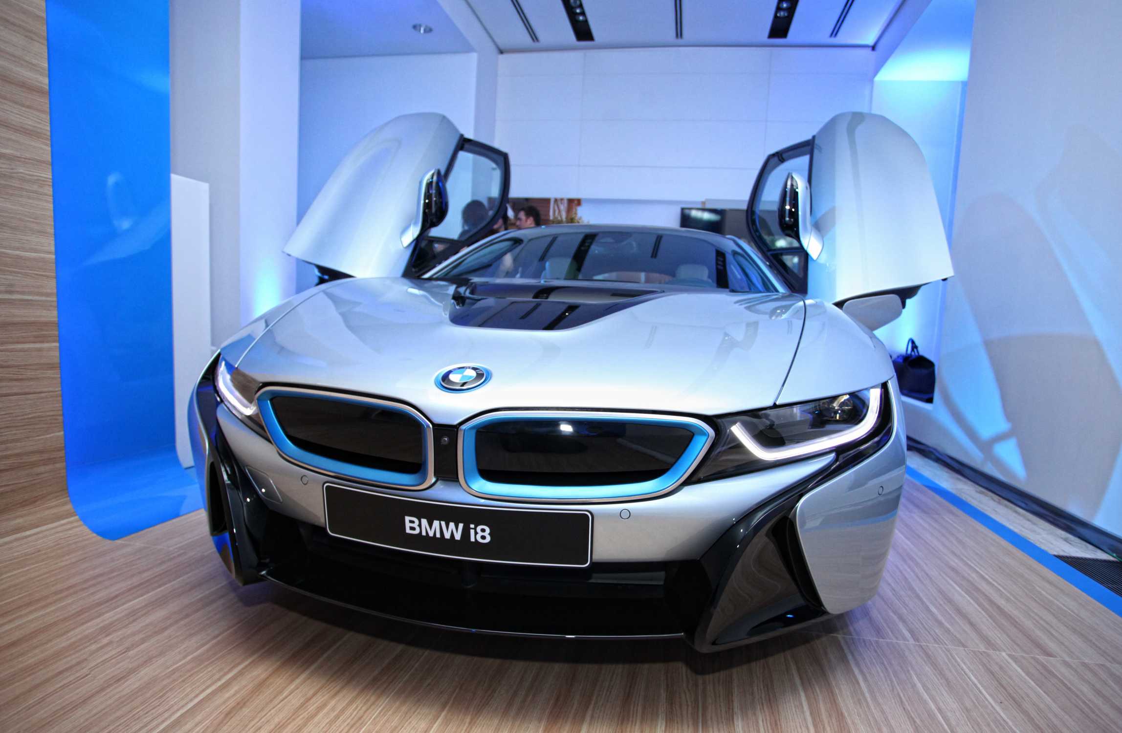 BMW i8 неоновая