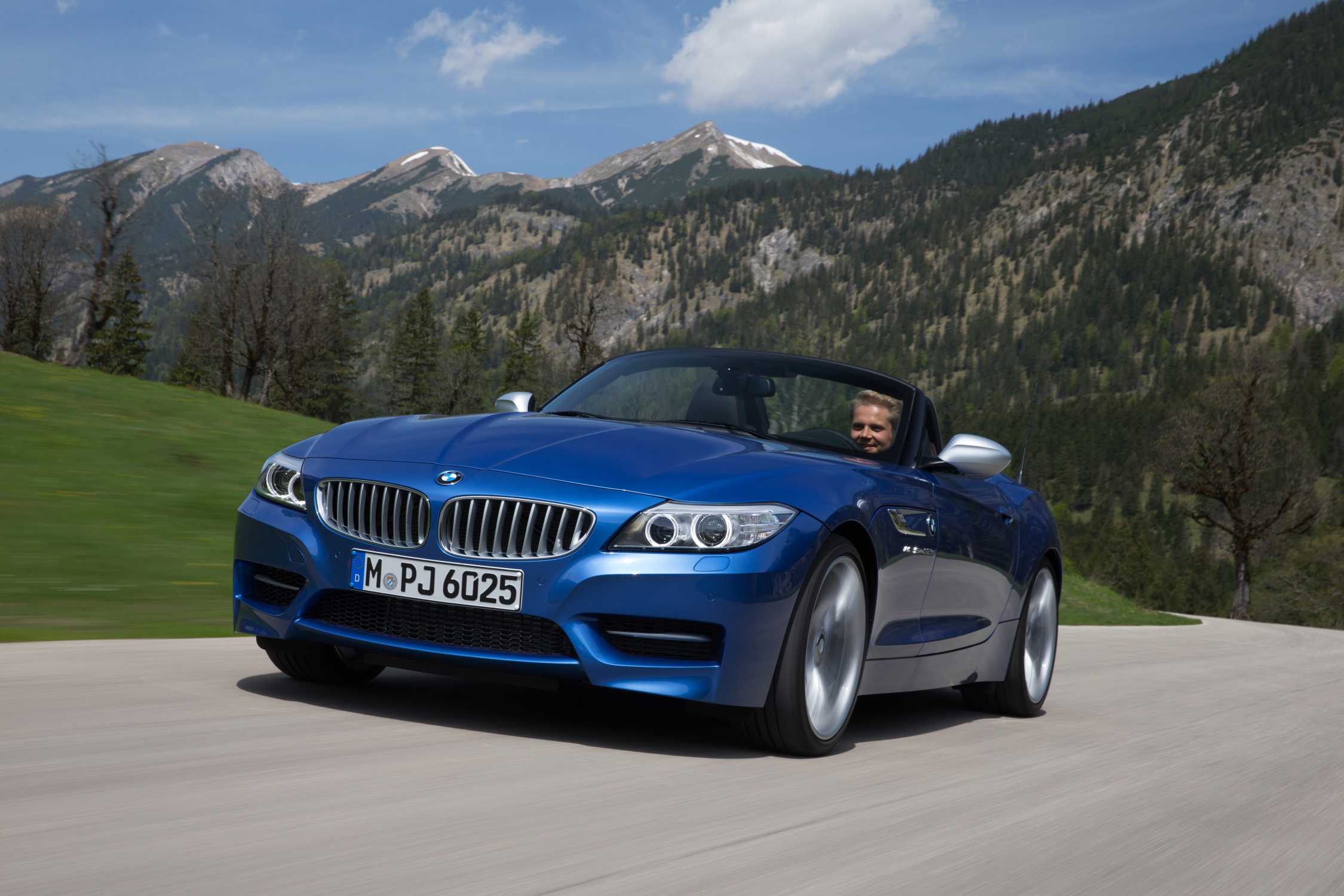 The new BMW Z4 in Estoril blue metallic – additional pictures.