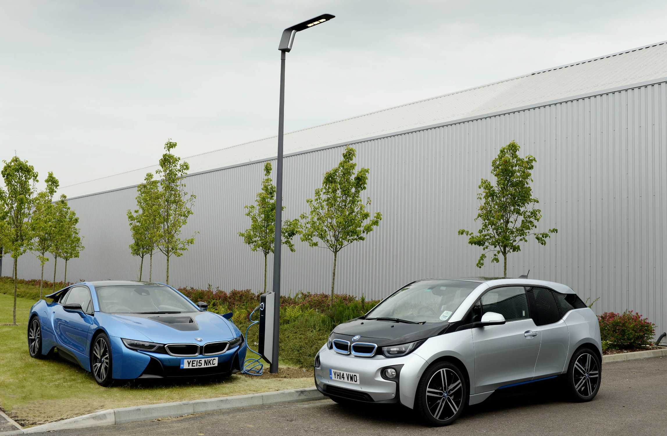 P90187395-bmw-i8-and-bmw-i3-next-to-light-and-charge-lamppost-2295px.jpg