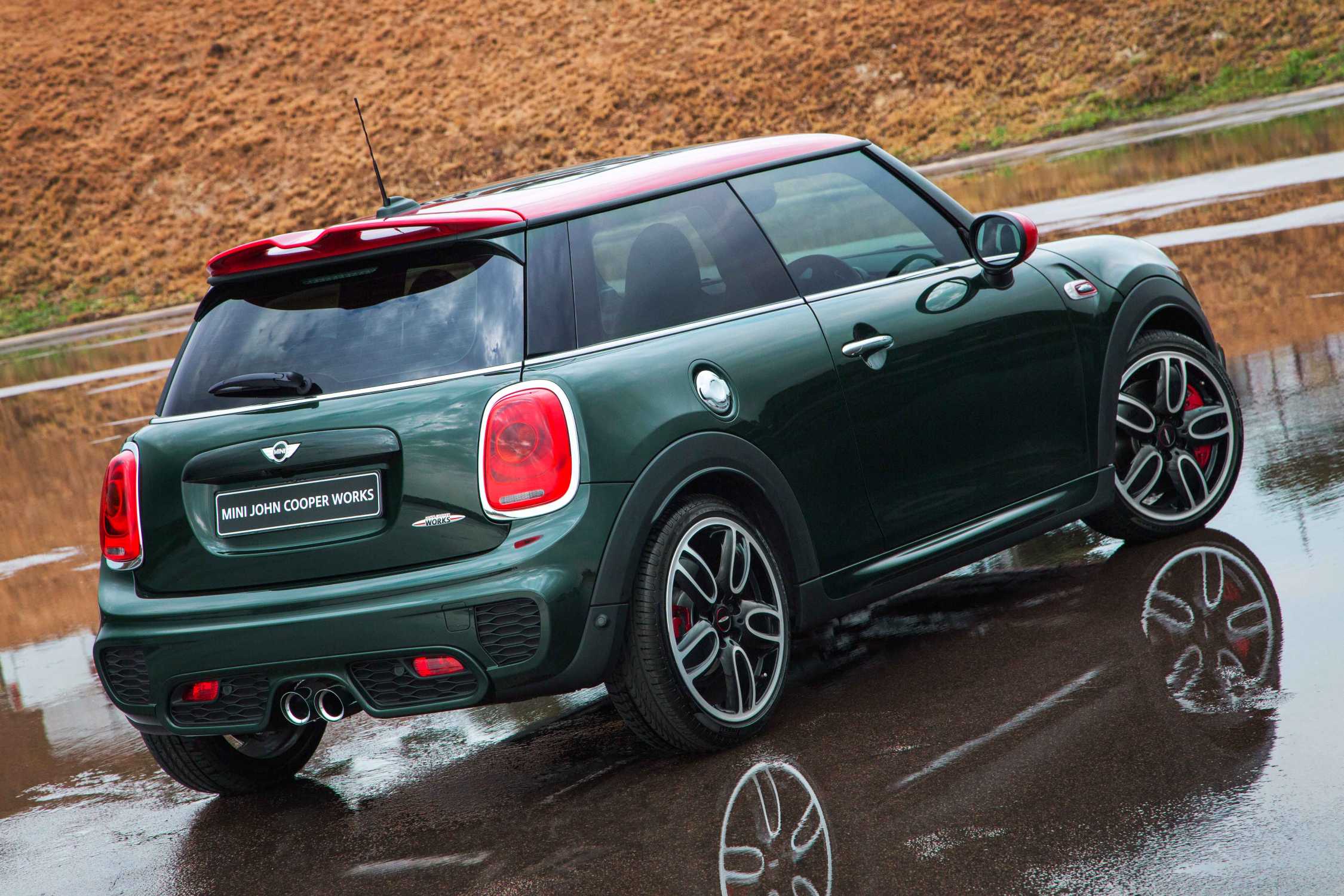 Mini john cooper. Mini JCW Rebel Green. Mini Countryman JCW Green. Mini Cooper Rebel Green. Мини Джон Купер Воркс.