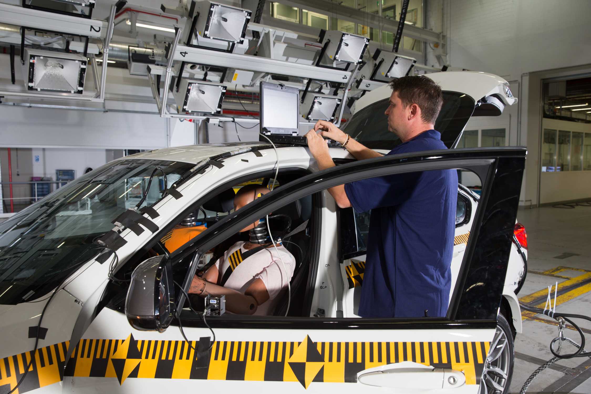 BMW crash test (10/2015).