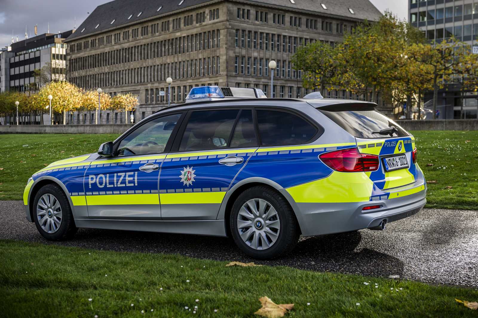 P90204486-der-bmw-318d-touring-als-neues-einsatzfahrzeug-der-polizei-nordrhein-westfalen-11-2015-1600px.jpg