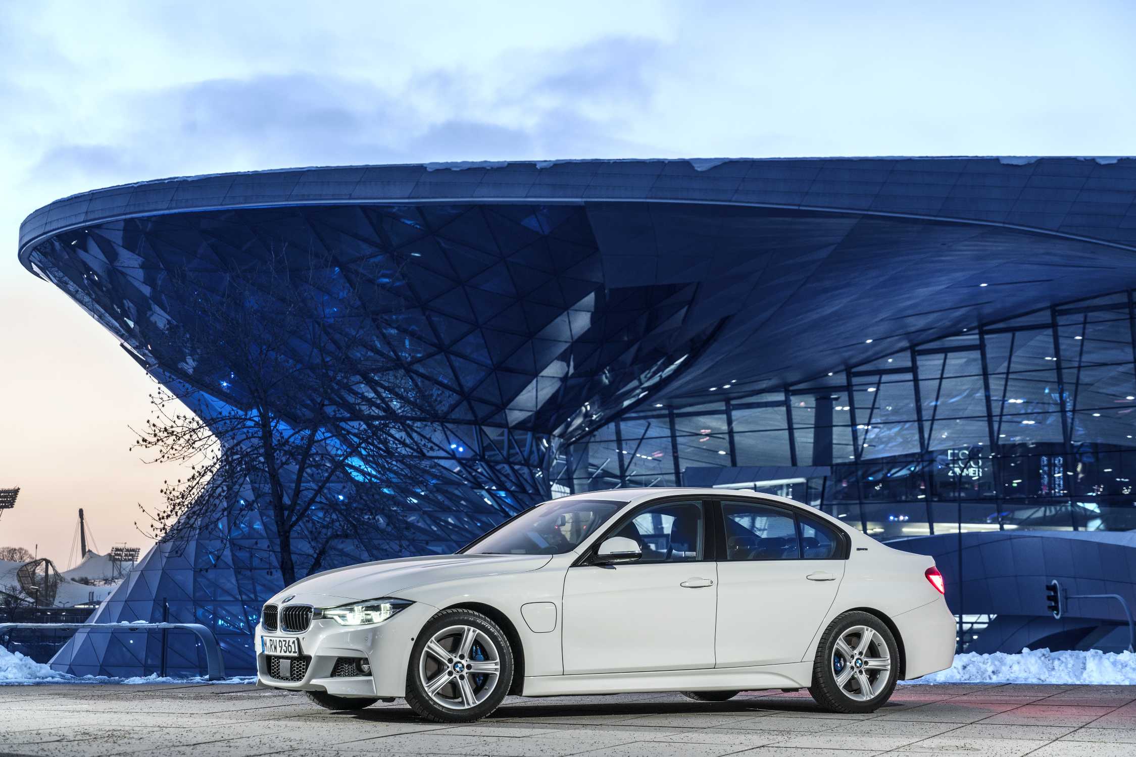 BMW 330e 01 2016 