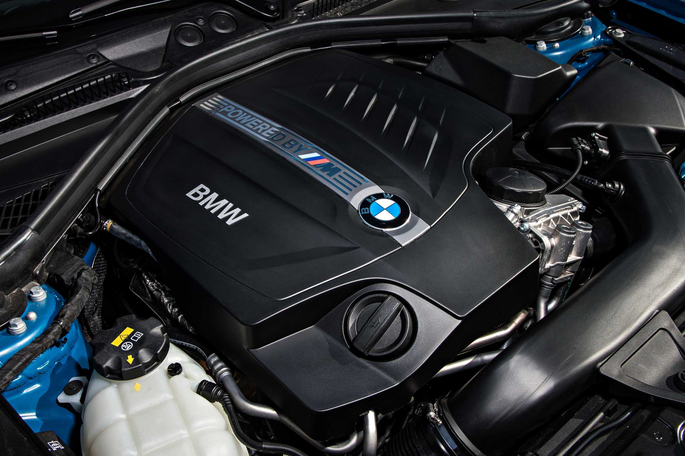 Моторы bmw. BMW m2 engine. Мотор БМВ в8. Двигатель BMW m2 2016. BMW m5 мотор v12.