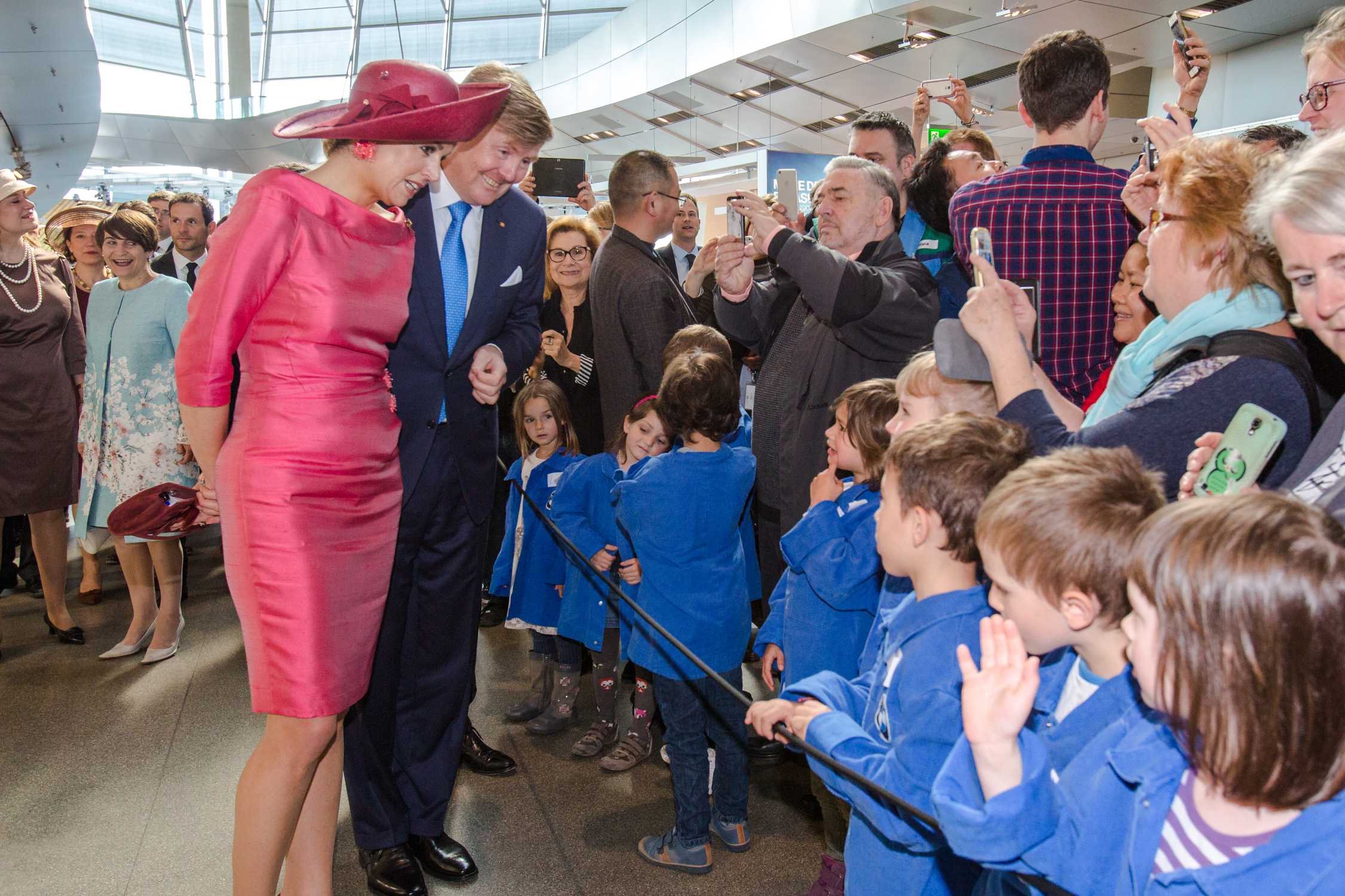 König Willem-Alexander und Königin Máxima der Niederlande zu Besuch in der BMW Welt in München am 13. April 2016. (04/2016)