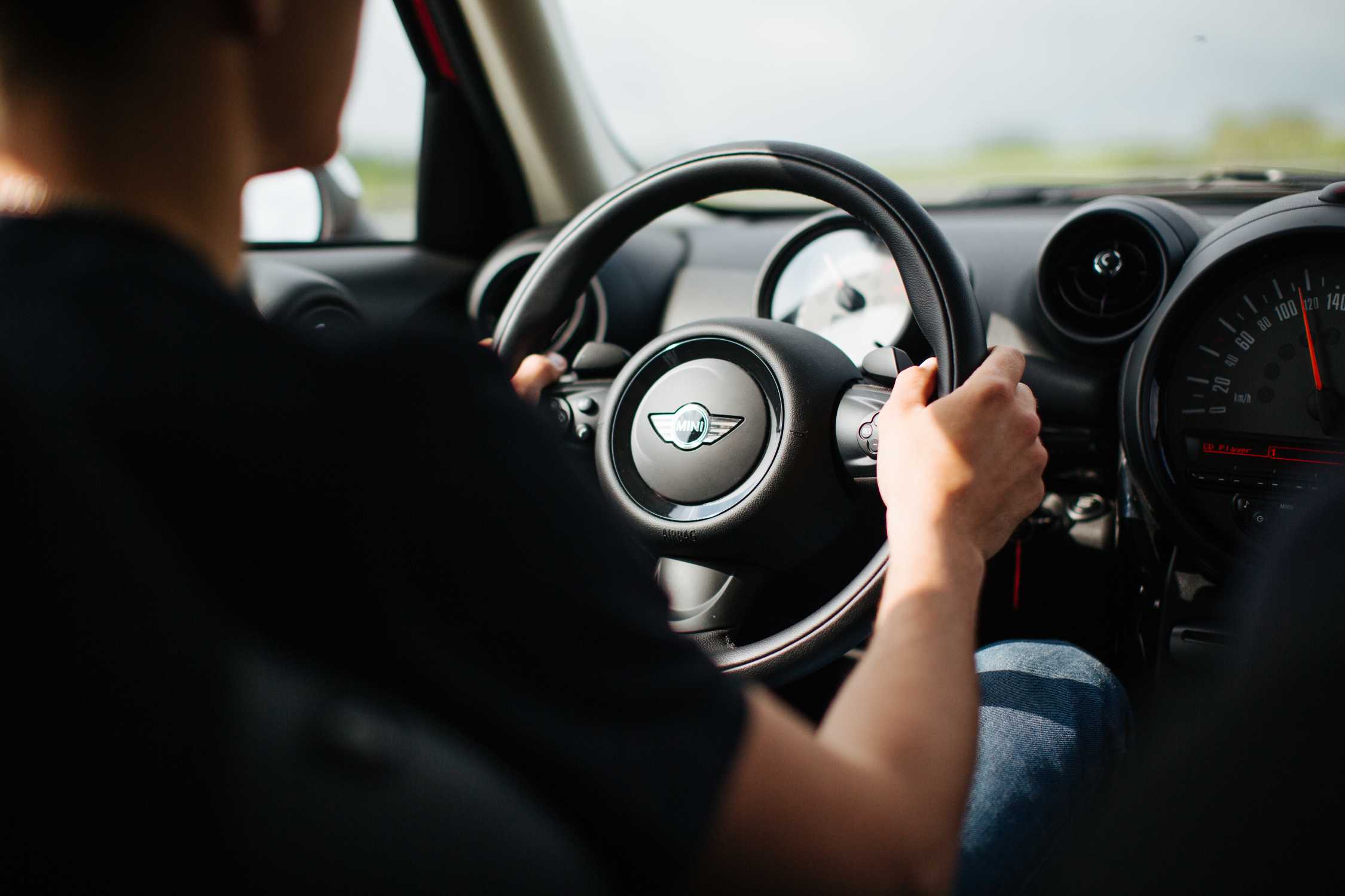 Водитель audi. Кружки показывающие скорость в машине. Фото сына на спидометре. Скорость лечит руль успокаивает.