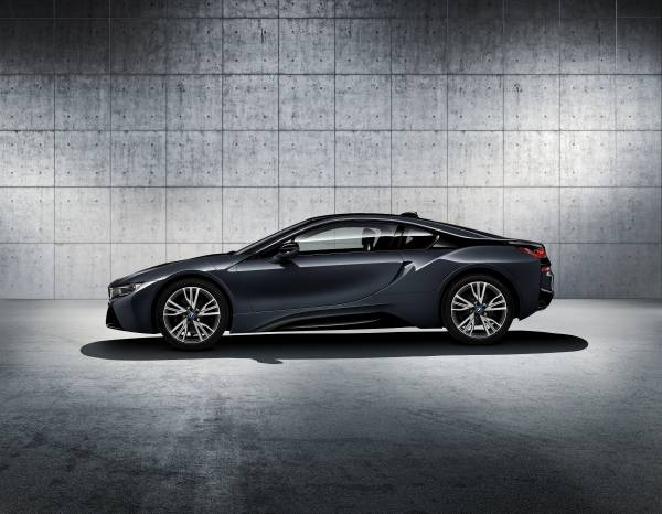 Bmwのプラグイン ハイブリッド スポーツ カー Bmw I8 の限定モデル Protonic Dark Silver を発売