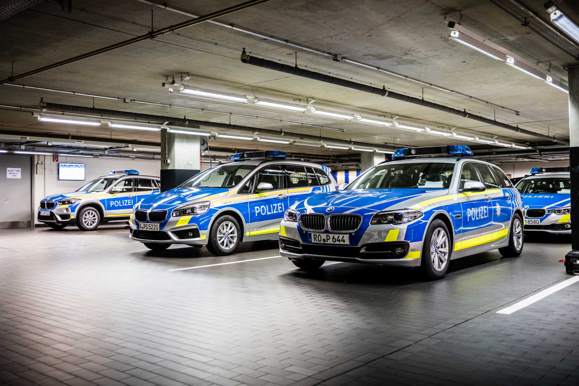 Erste BMW Einsatzfahrzeuge In Neuem, Blauem Streifendesign An Den ...