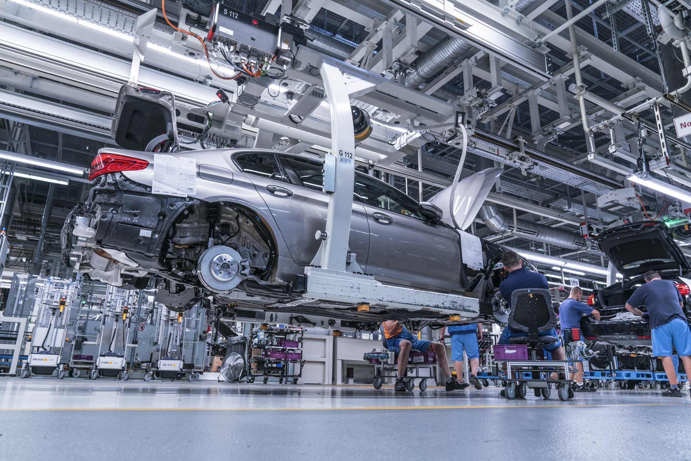 BMW Group Plant Dingolfing Assembly Fixation of the Front End 10 2016 