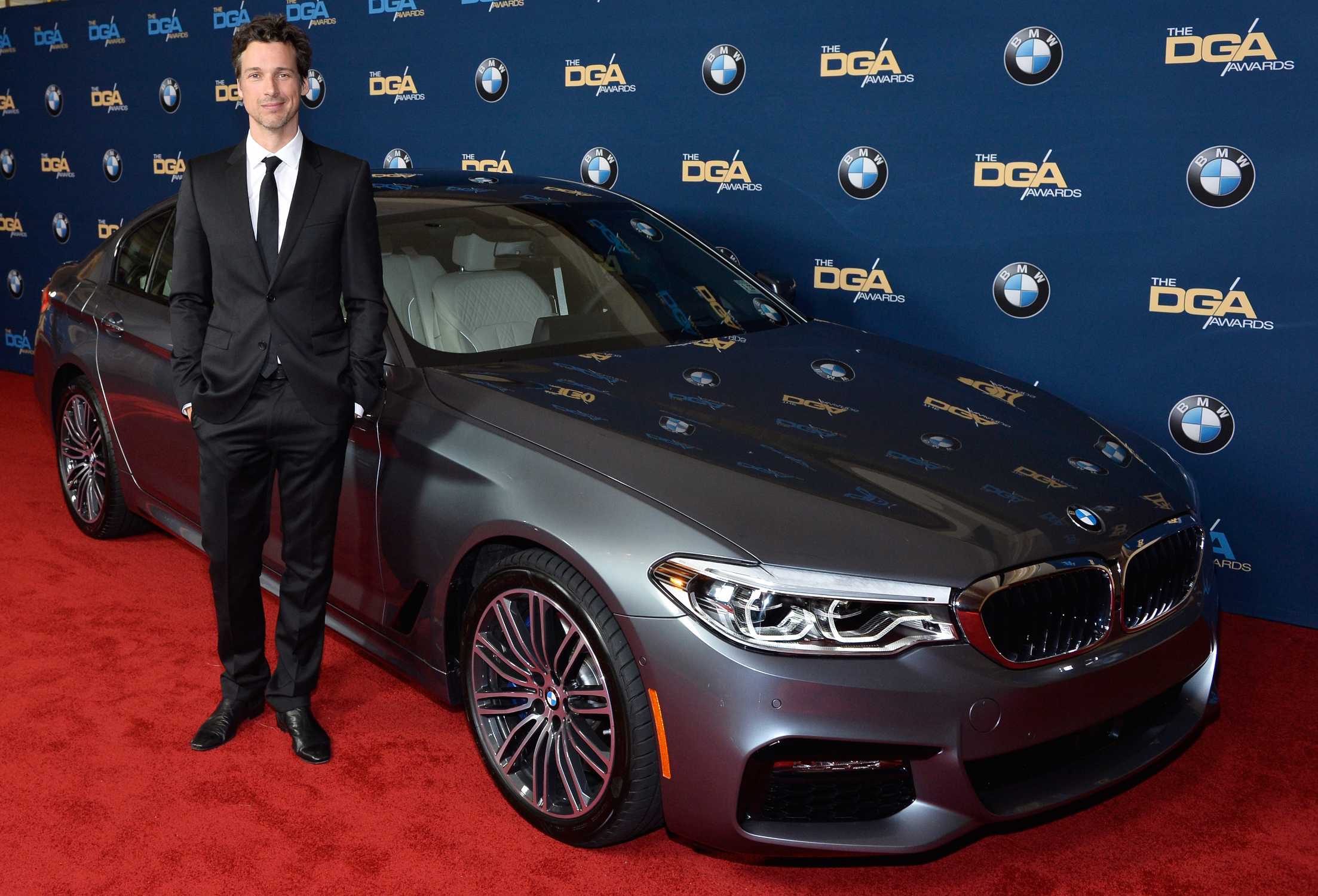 BMW bekräftigt sein Hollywood-Engagement als offizieller Partner der 69. Directors Guild Awards. BMW Markenbotschafter und Schauspieler Florian David Fitz mit der neuen BMW 5er Limousine auf dem roten Teppich. (02/2017)