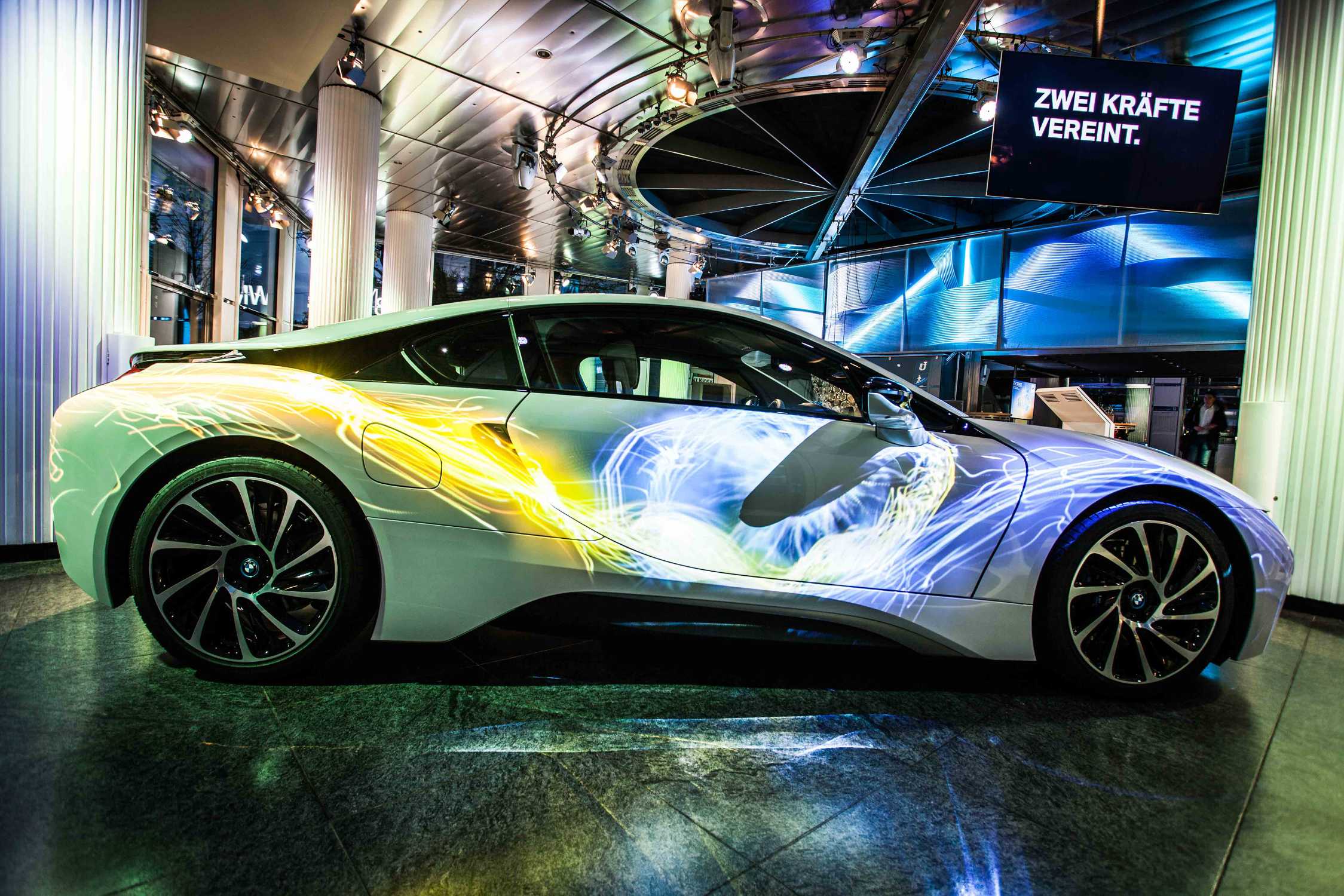 Neue Ausstellung im BMW Markenschaufenster am Lenbachplatz: Die Zukunft der Mobilität zum Anfassen, Ausprobieren und Erleben. (04/2017)