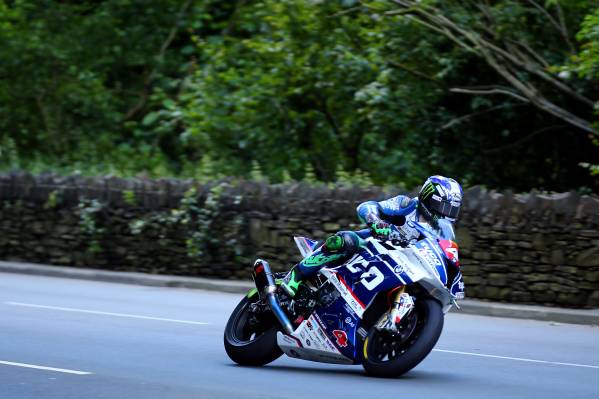 Ian Hutchinson vence a primeira prova do TT da Ilha de Man 2017