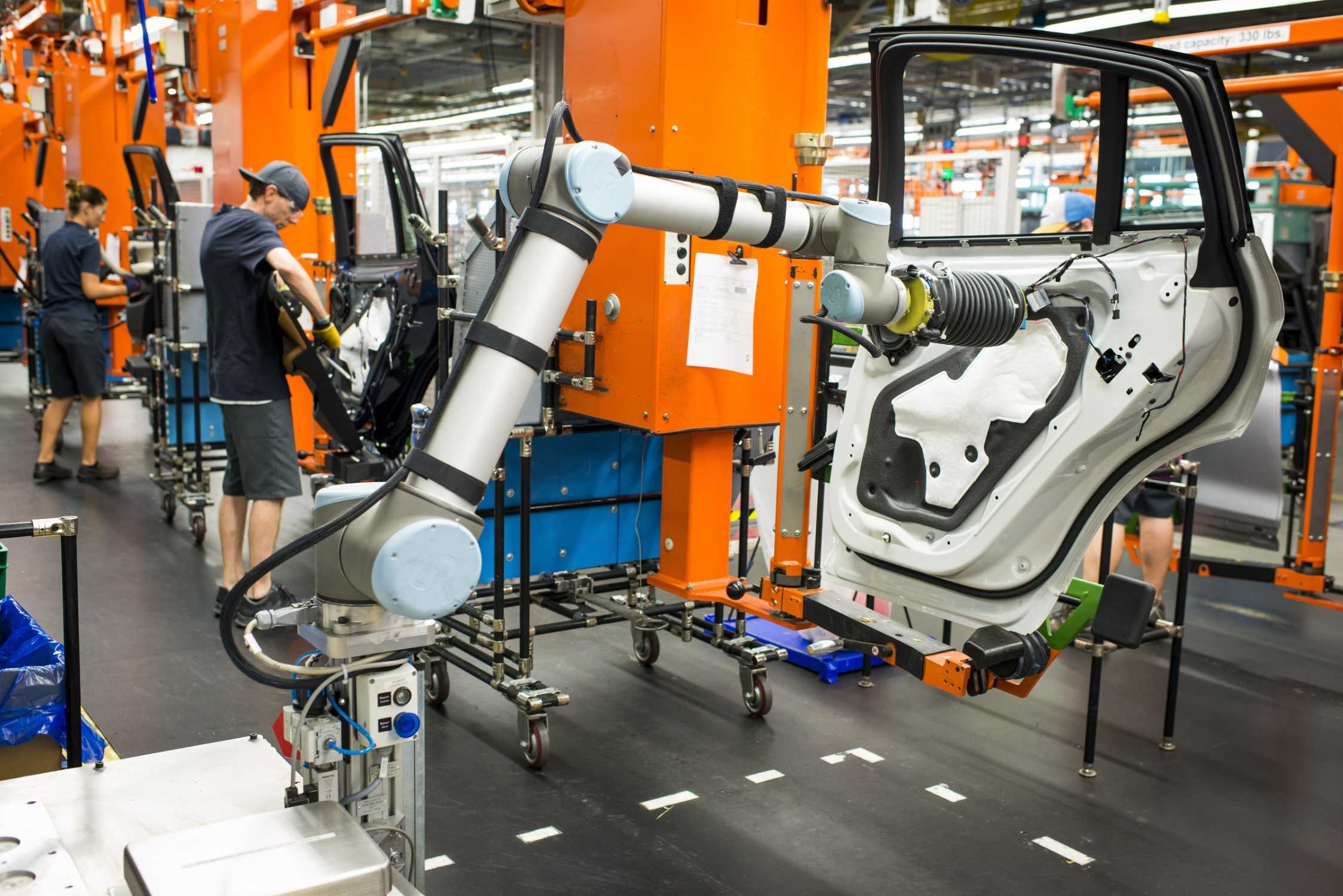 P90264514 Bmw Group Plant Spartanburg Collaborative Robot At The Assembly Line 06 2017 2247px 