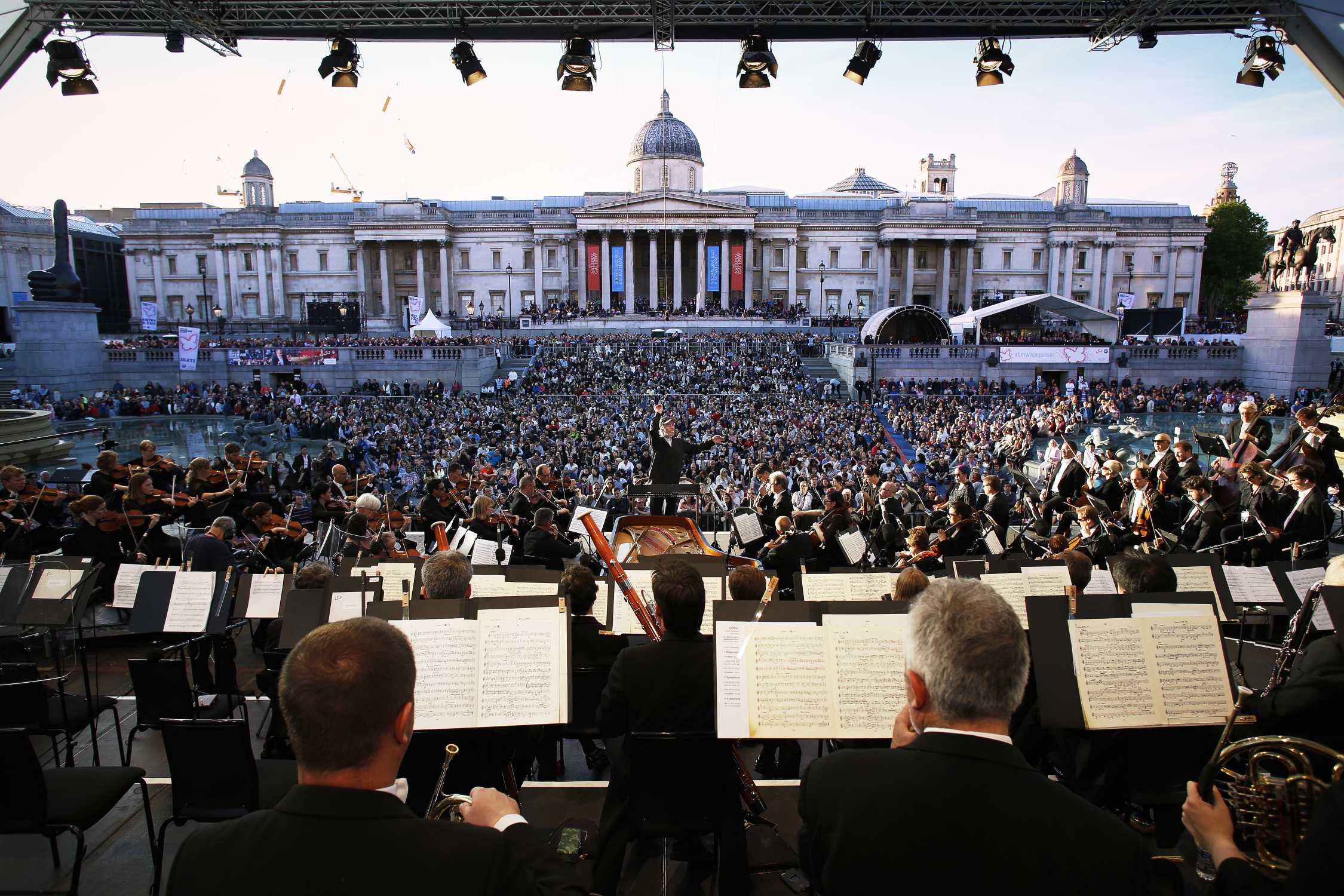 Самый большой оркестр. Лондон симфония оркестр. Музыкальный концерт. Симфонический концерт. Симфонический оркестр на площади.