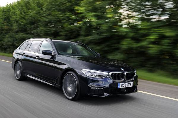 https://mediapool.bmwgroup.com/cache/P9/201708/P90272088/P90272088-irish-imagery-of-the-new-bmw-5-series-touring-530d-xdrive-m-sport-exterior-colour-carbon-black-with--600px.jpg