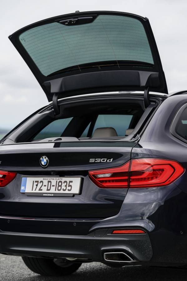 Irish Imagery Of The New Bmw 5 Series Touring 530d Xdrive M Sport Exterior Colour Carbon Black With Ivory White Dakota Leather With Exclusive Stitching Leather 08 17
