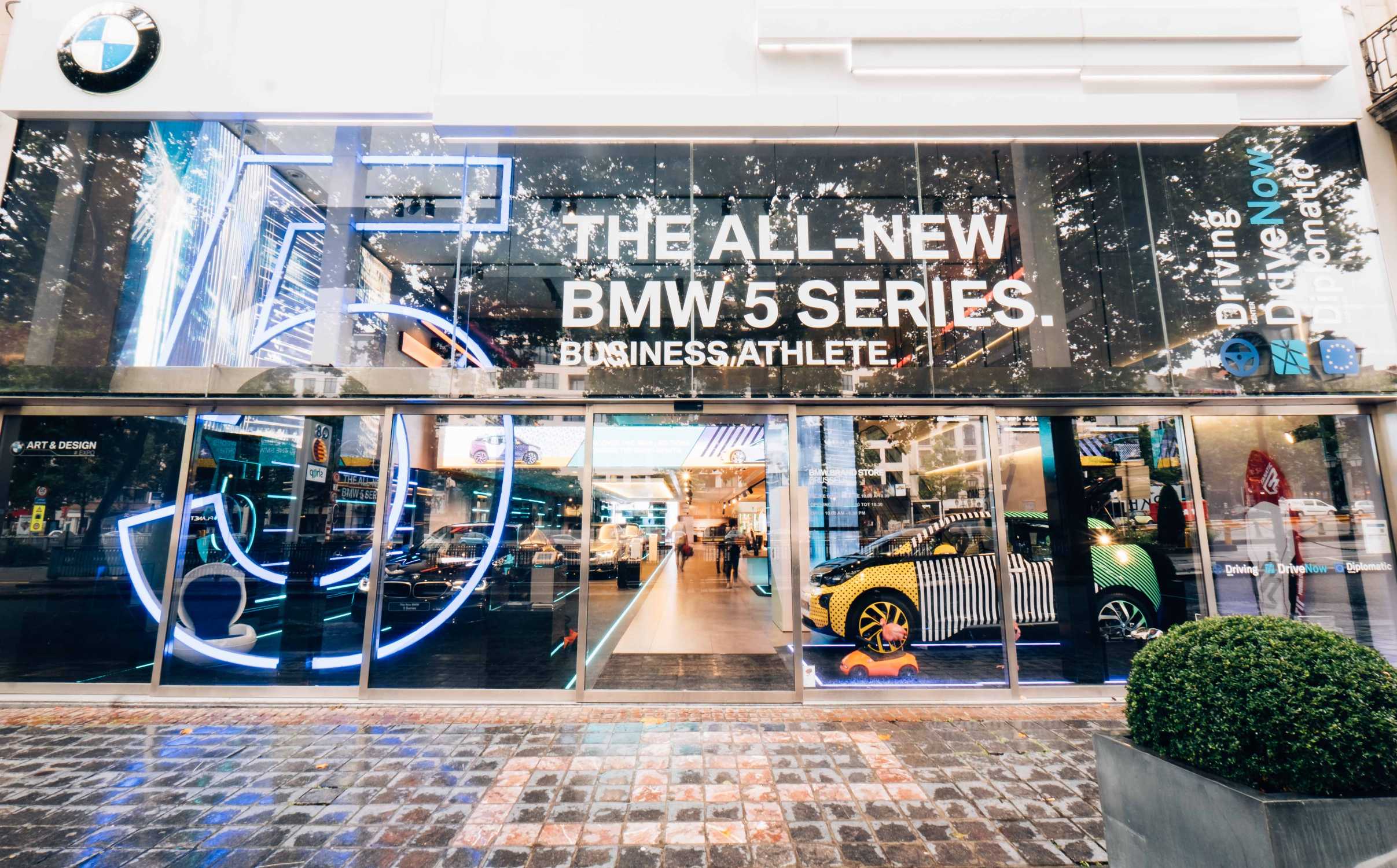BMW Brand Store Brussels - Memphis Editions - showroom - windowshopping (08/2017)