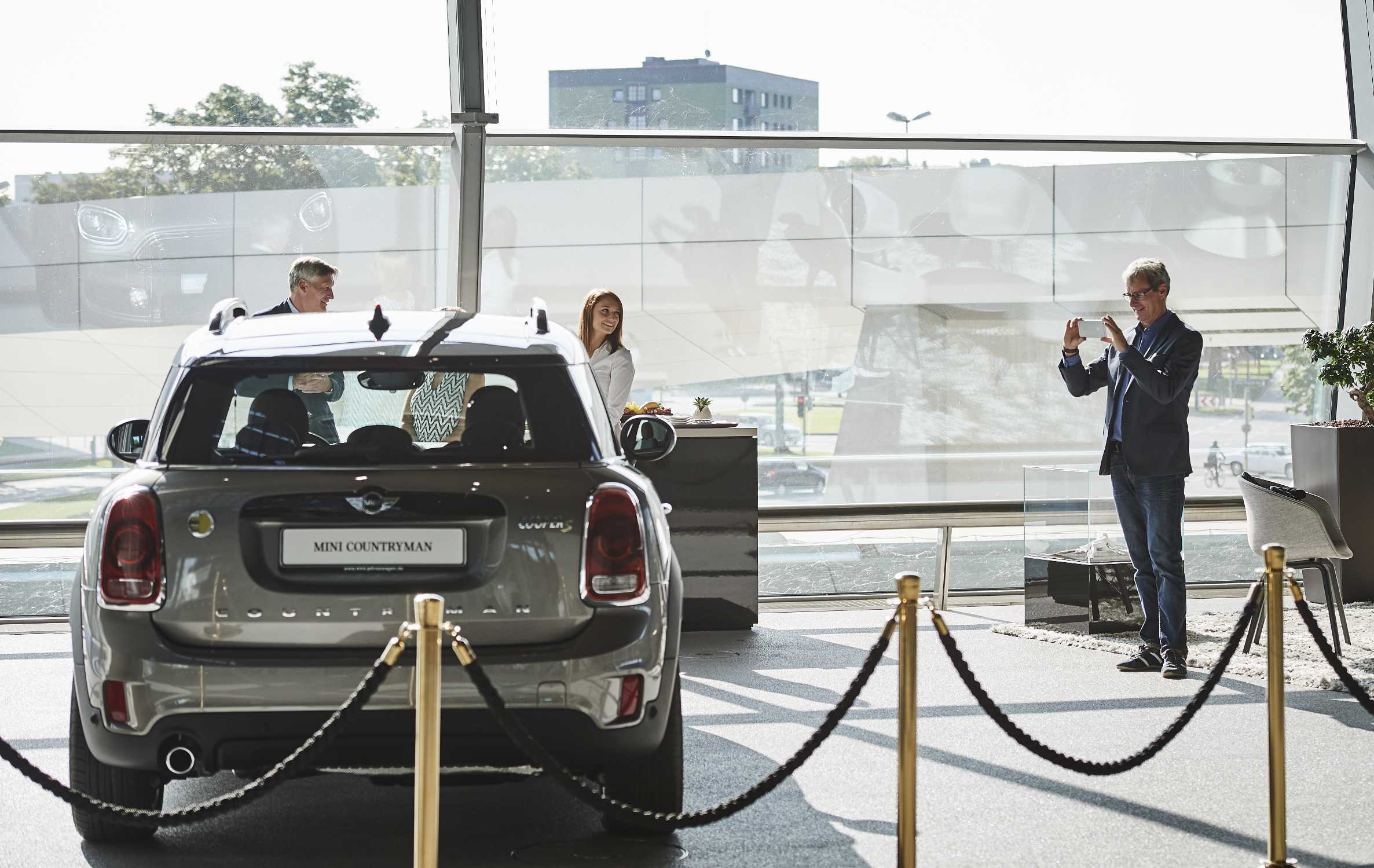 MINI Cooper S E Countryman ALL4  als Hauptgewinn der Benefiztombola des Bayerischen Landtags in der BMW Welt übergeben. (08/2017)