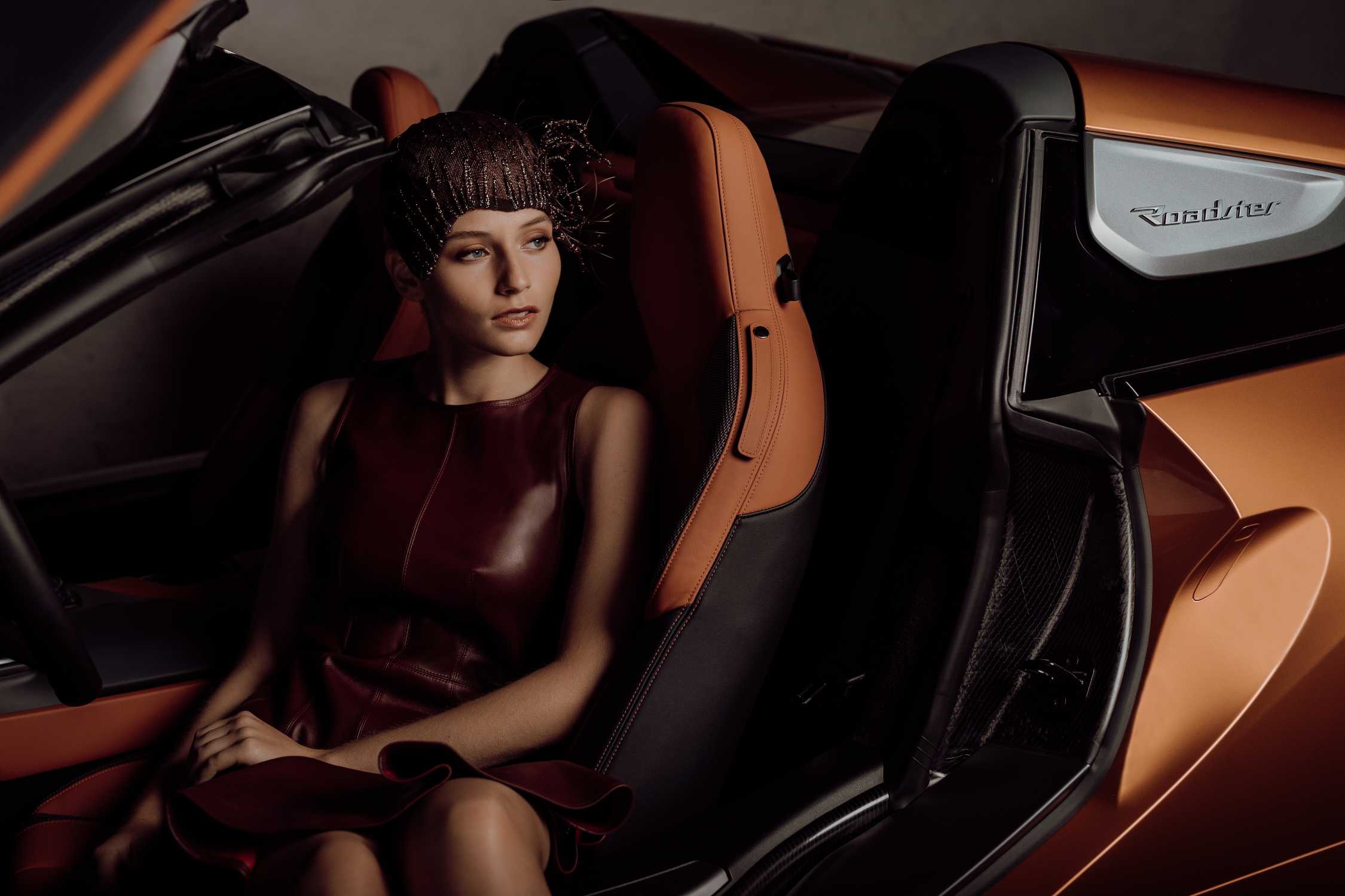Belgian hat designer Fabienne Delvigne dedicates two hats to the upcoming BMW i8 Roadster. The ‘Electra’ is inspired on the helmets worn by race pilots. (12/2017)
