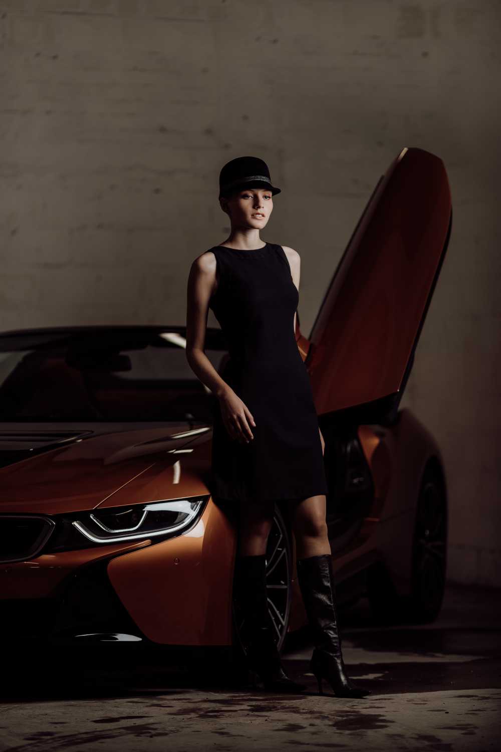 Belgian hat designer Fabienne Delvigne dedicates two hats to the upcoming BMW i8 Roadster. The ‘Vanina’ is created for the active, young and dynamic women. (12/2017)