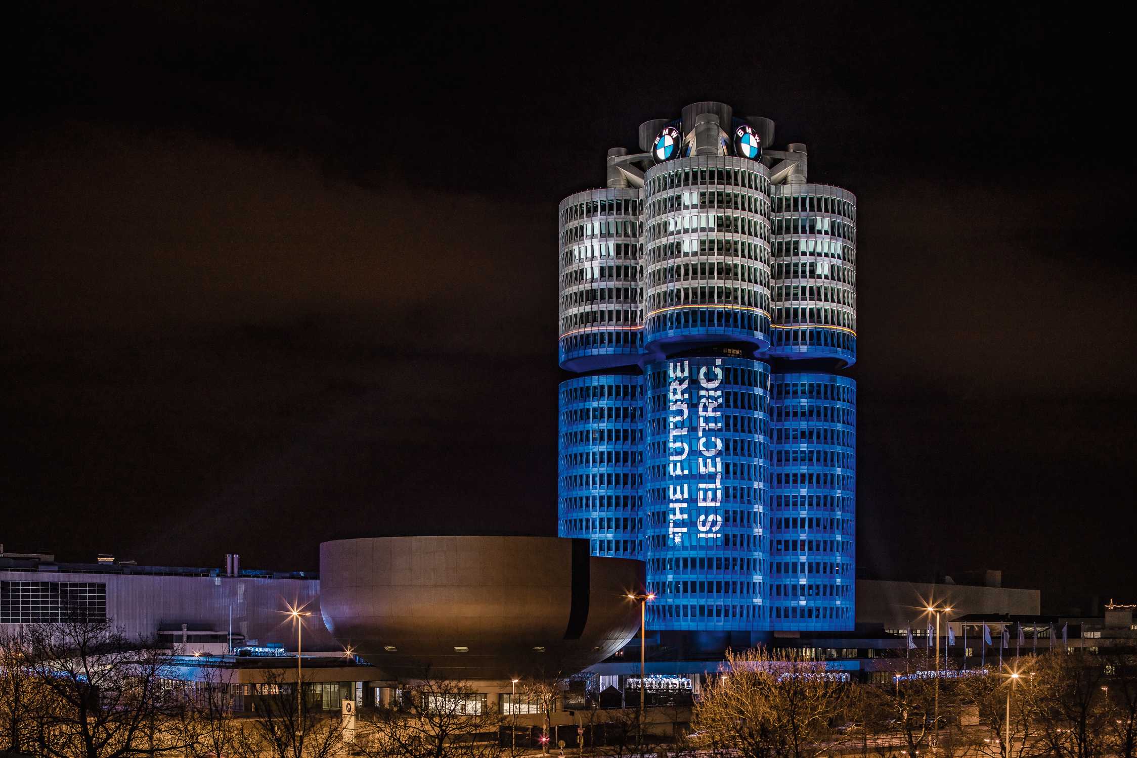 The BMW Group has delivered more than 100,000 electrified vehicles to customers worldwide in 2017, as promised at the beginning of the year. An eye-catching light installation transformed the BMW Group headquarters, the world-famous “Four-Cylinder” in the north of Munich, on the evening of 18 December 2017 into a battery. (Ralph Larmann, 12/2017)