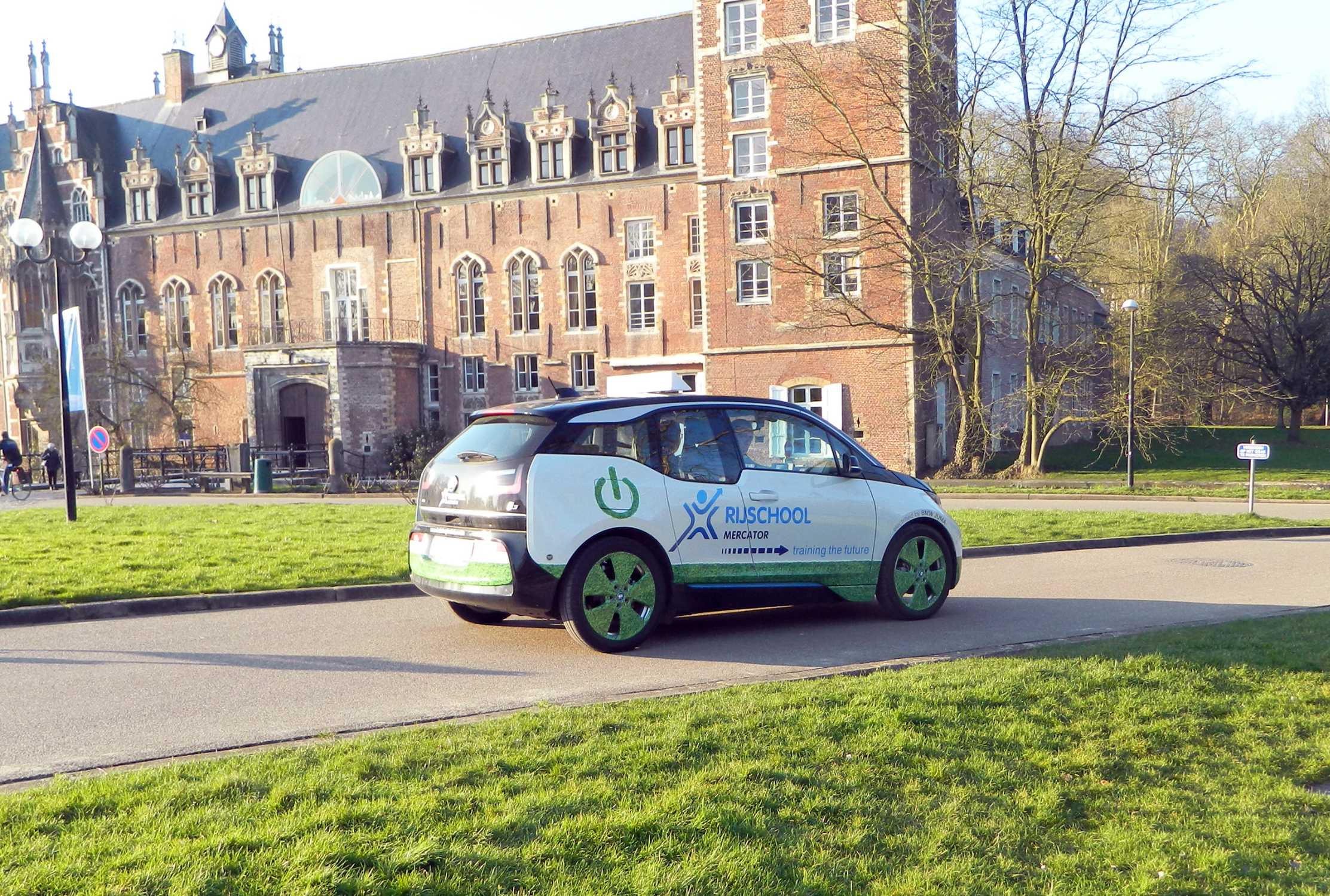 Rijschool Mercator has transformed a BMW i3 into a training car for driving lessons.(02/2018)