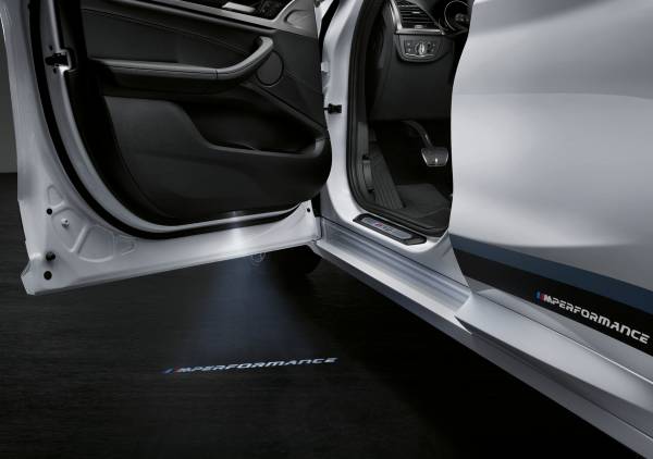 BMW X4 mit BMW M Performance Parts, M LED Türprojektor (02/2018).