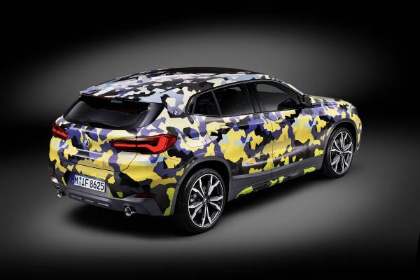 Der neue BMW X2 mit exklusiver Zubehör-Folierung Digital Camo