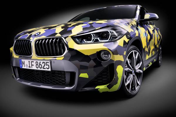 Der neue BMW X2 mit exklusiver Zubehör-Folierung Digital Camo
