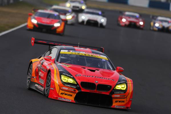 ARTA BMW M6 GT3は、路面状況が不安定な中、前輪交換のみのピット戦略