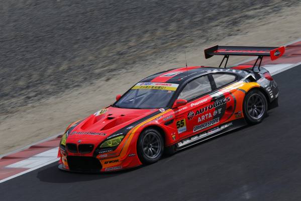 ARTA BMW M6 GT3は、路面状況が不安定な中、前輪交換のみのピット戦略
