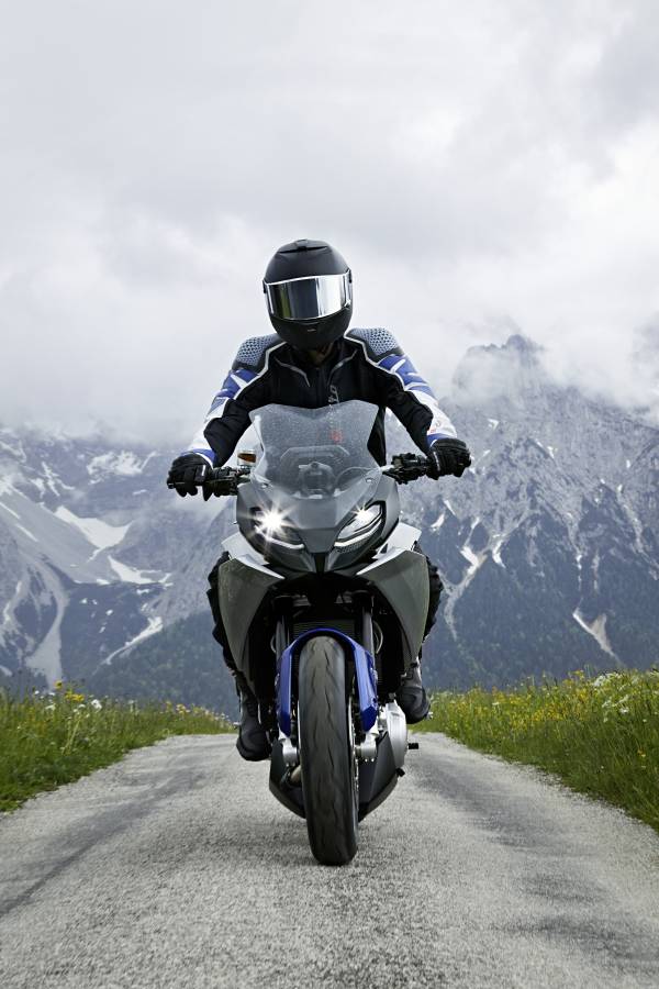  Concepto BMW Motorrad 9cento.  Un todoterreno inteligente para la carretera.