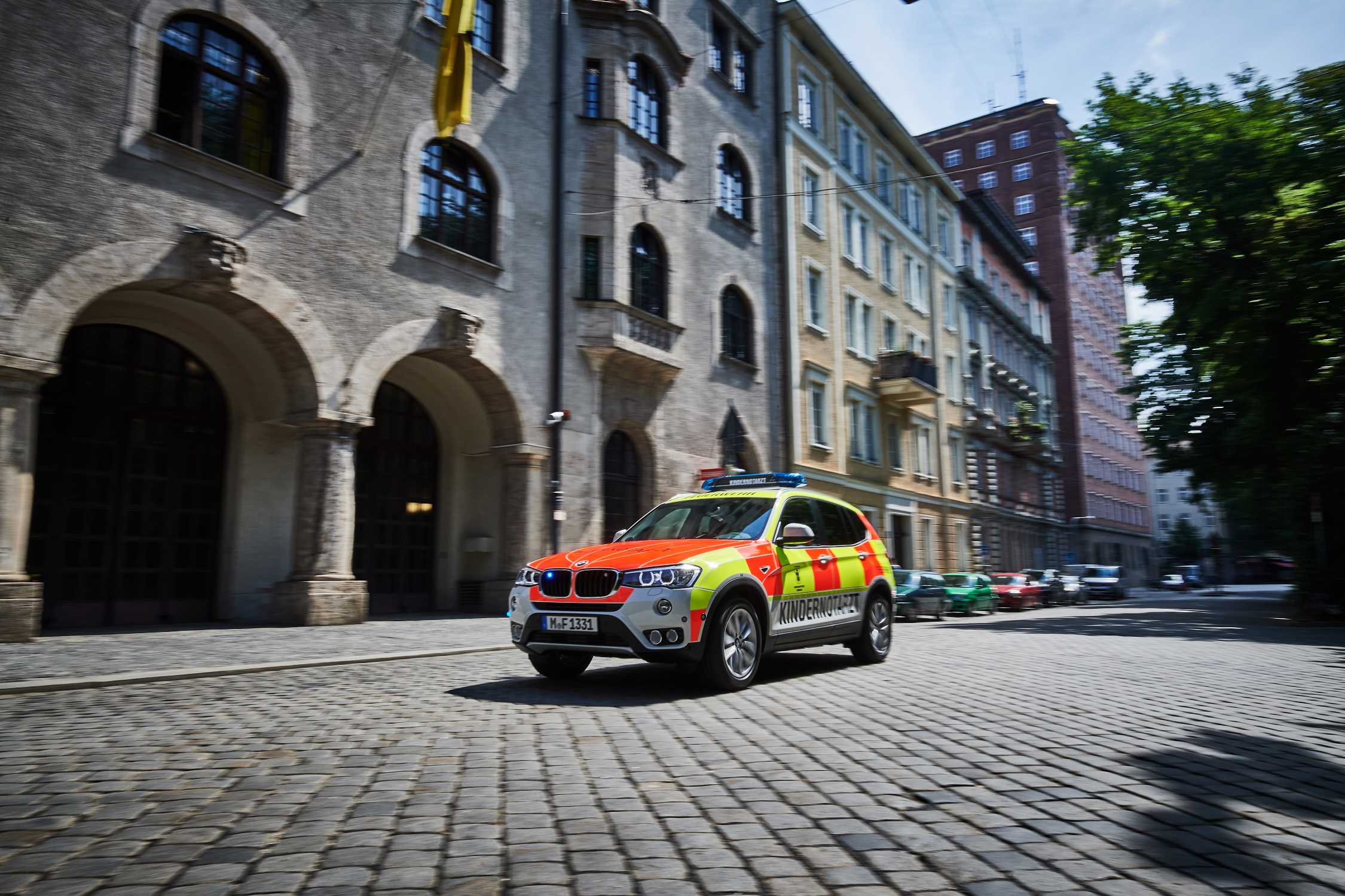 Die BMW Group übergibt einen neuen BMW X3 für den Kindernotarztdienst an die Berufsfeuerwehr München. (05/2018)