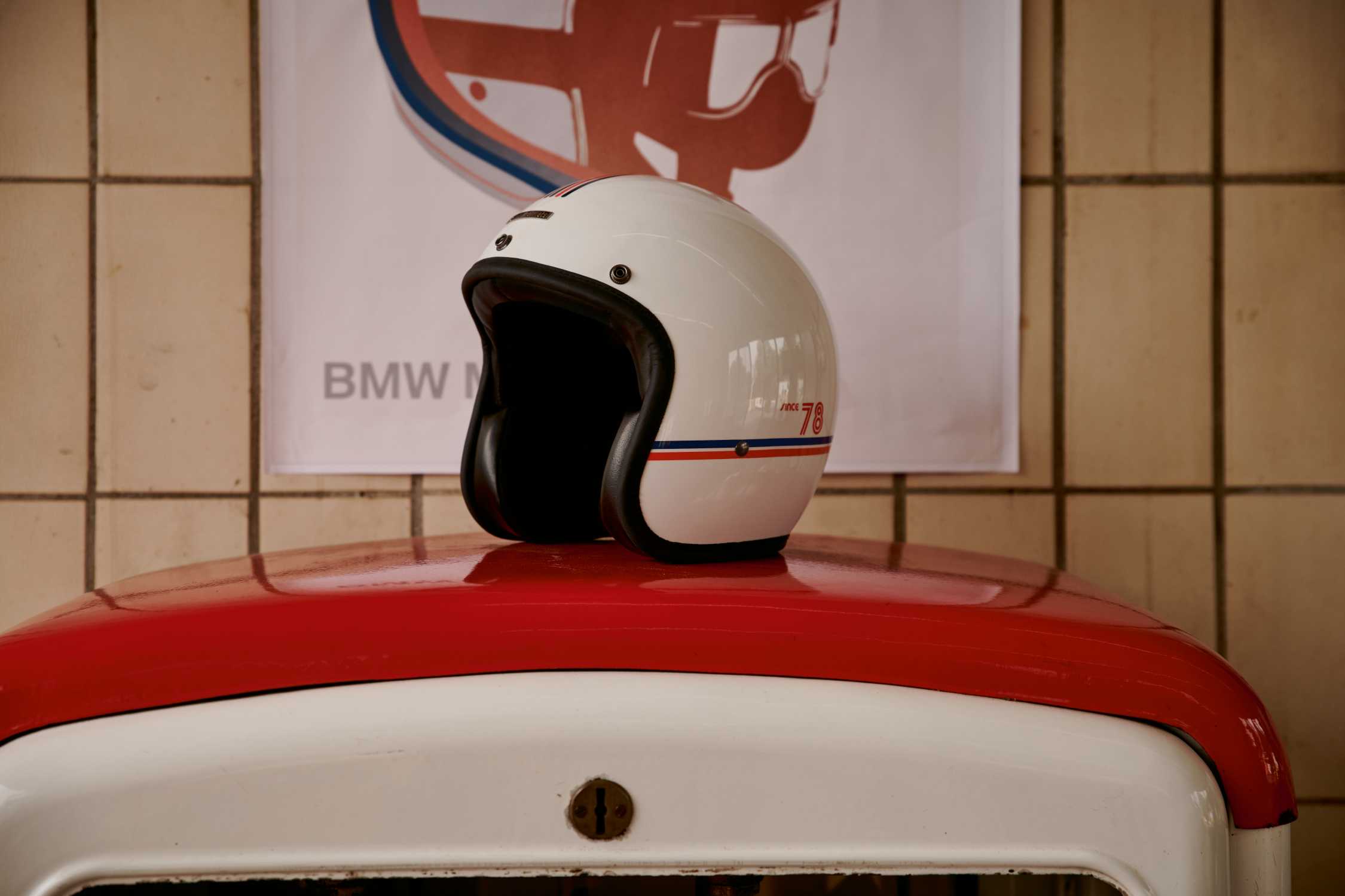 BMW Motorrad "40 Years Collection". "40 Years" jet helmet. (07/2018)