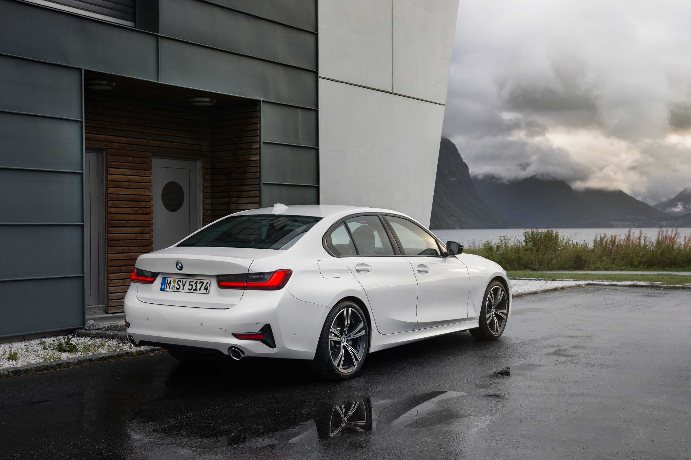 The all-new BMW Series Sedan, Model Line, Mineral white metallic, Rim 19” Styling Individual 793i (10/2018).