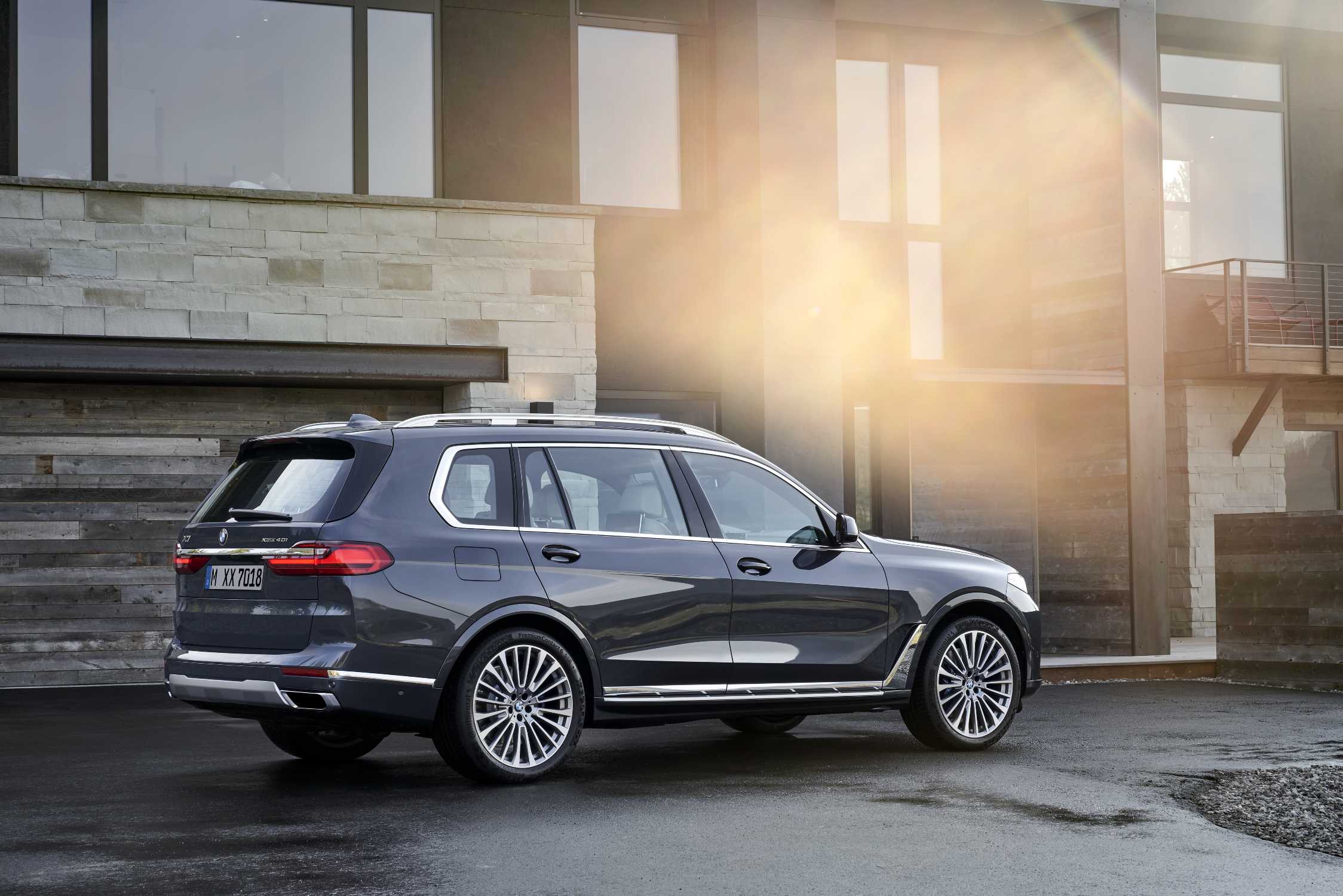 The first-ever BMW X7 with Design Pure Excellence in Arctic Grey, light alloy wheels styling 757 (10/2018).