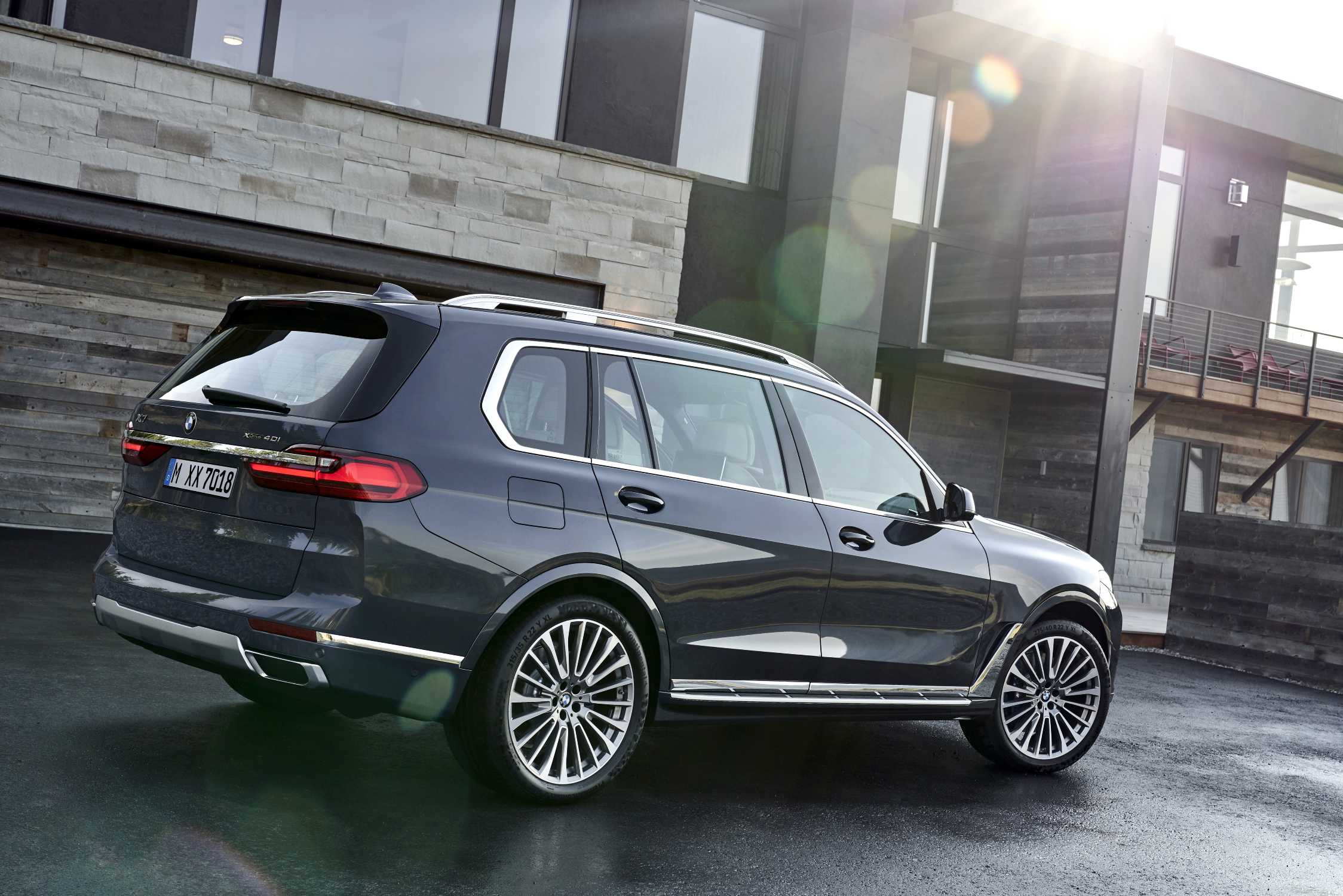 The first-ever BMW X7 with Design Pure Excellence in Arctic Grey, light alloy wheels styling 757 (10/2018).
