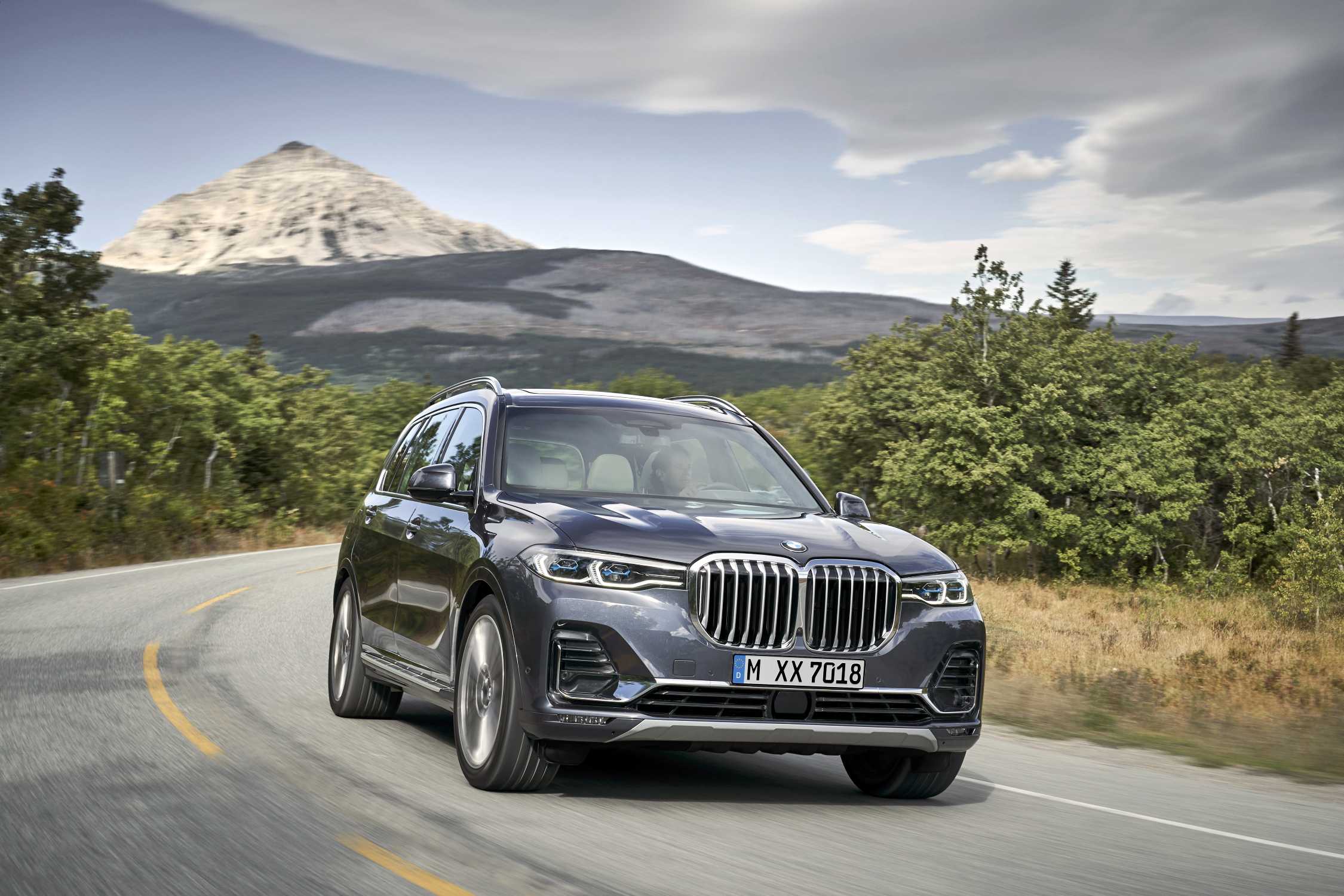 The first-ever BMW X7 with Design Pure Excellence in Arctic Grey, light alloy wheels styling 757 (10/2018).