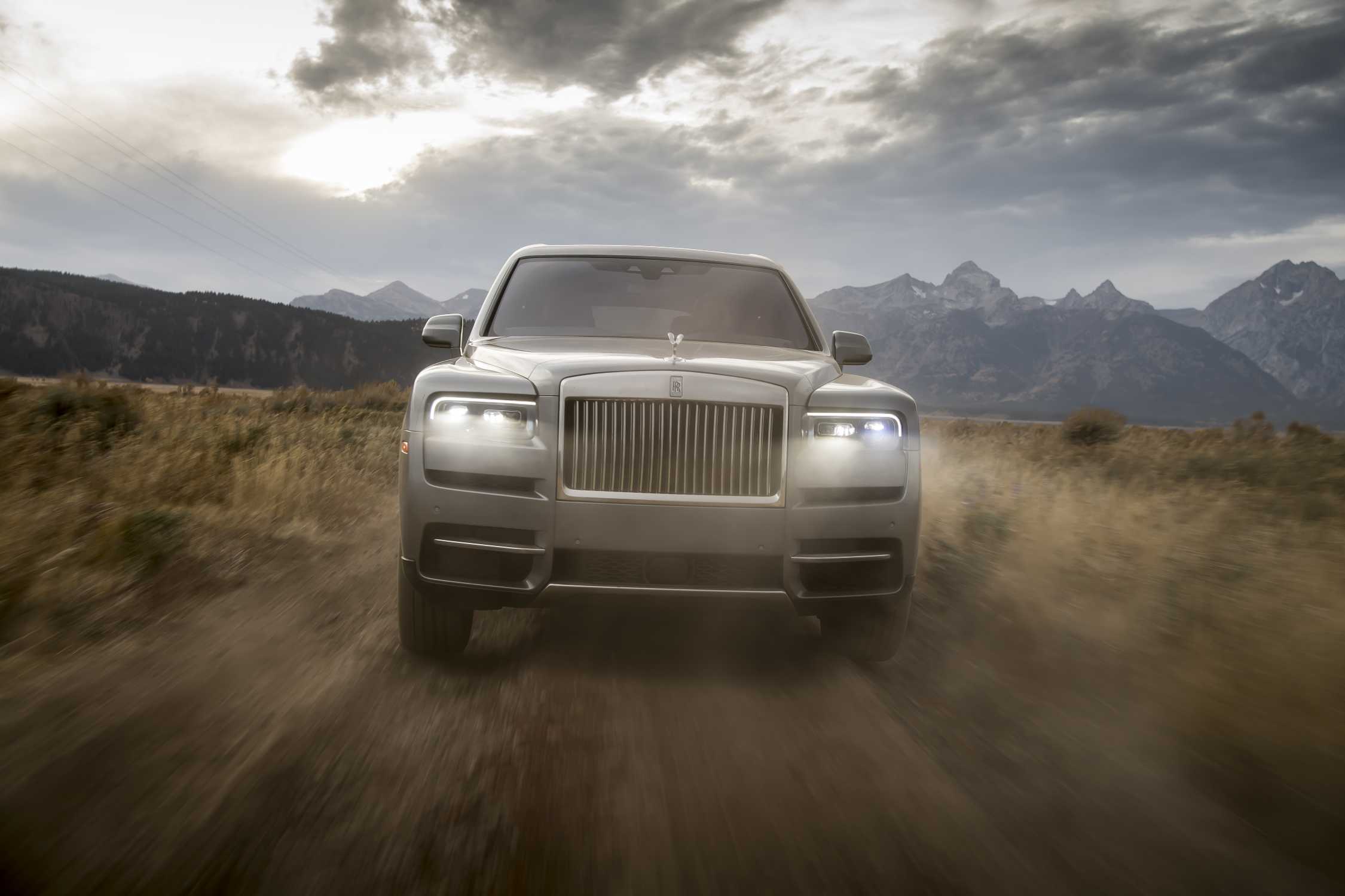 ROLLS-ROYCE CULLINAN IN WHITE SANDS. WYOMING, USA.