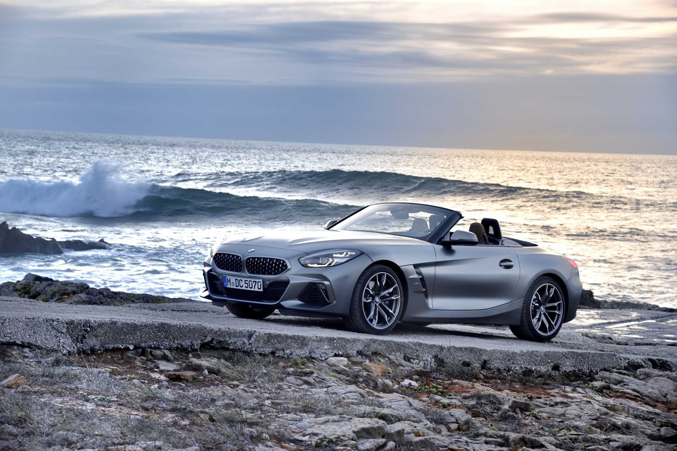 The new BMW Z4 M40i Roadster in color Frozen Grey II metallic and 19" M light alloy wheels Double-spoke style 800 M Bicolour - Lissabon / Sintra (11/ 2018).