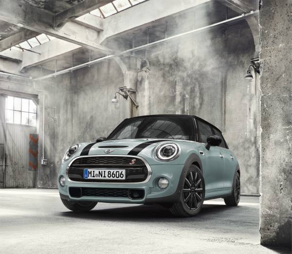 時代を超えて魅了する人気カラーを復刻させたレトロ モダンな限定車 Mini Ice Blue Edition Mini Ice Blue Black Edition を発表