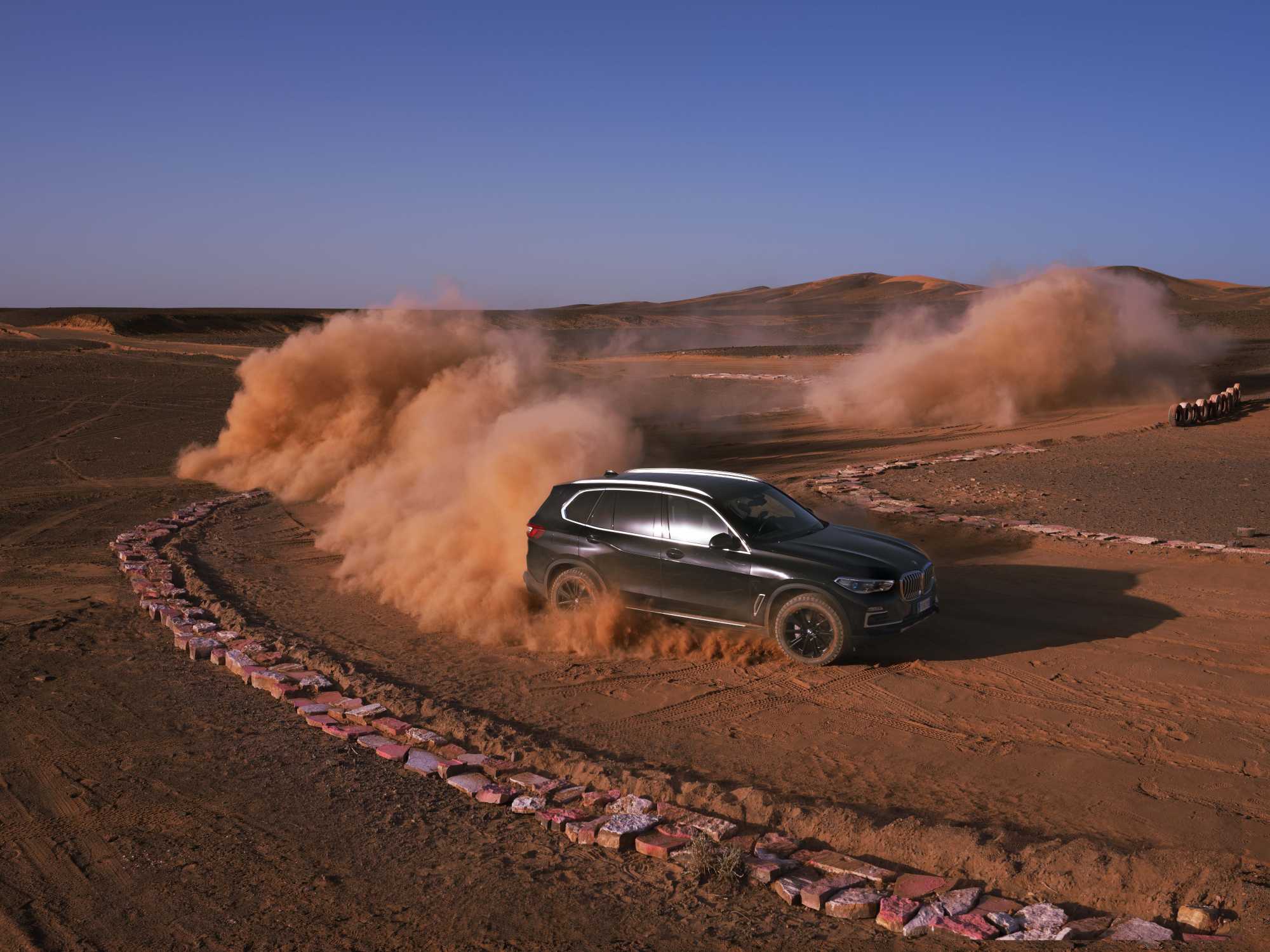 The new BMW X5 at full throttle in the bends of BMW "Monza, Sahara" (11/2018).
