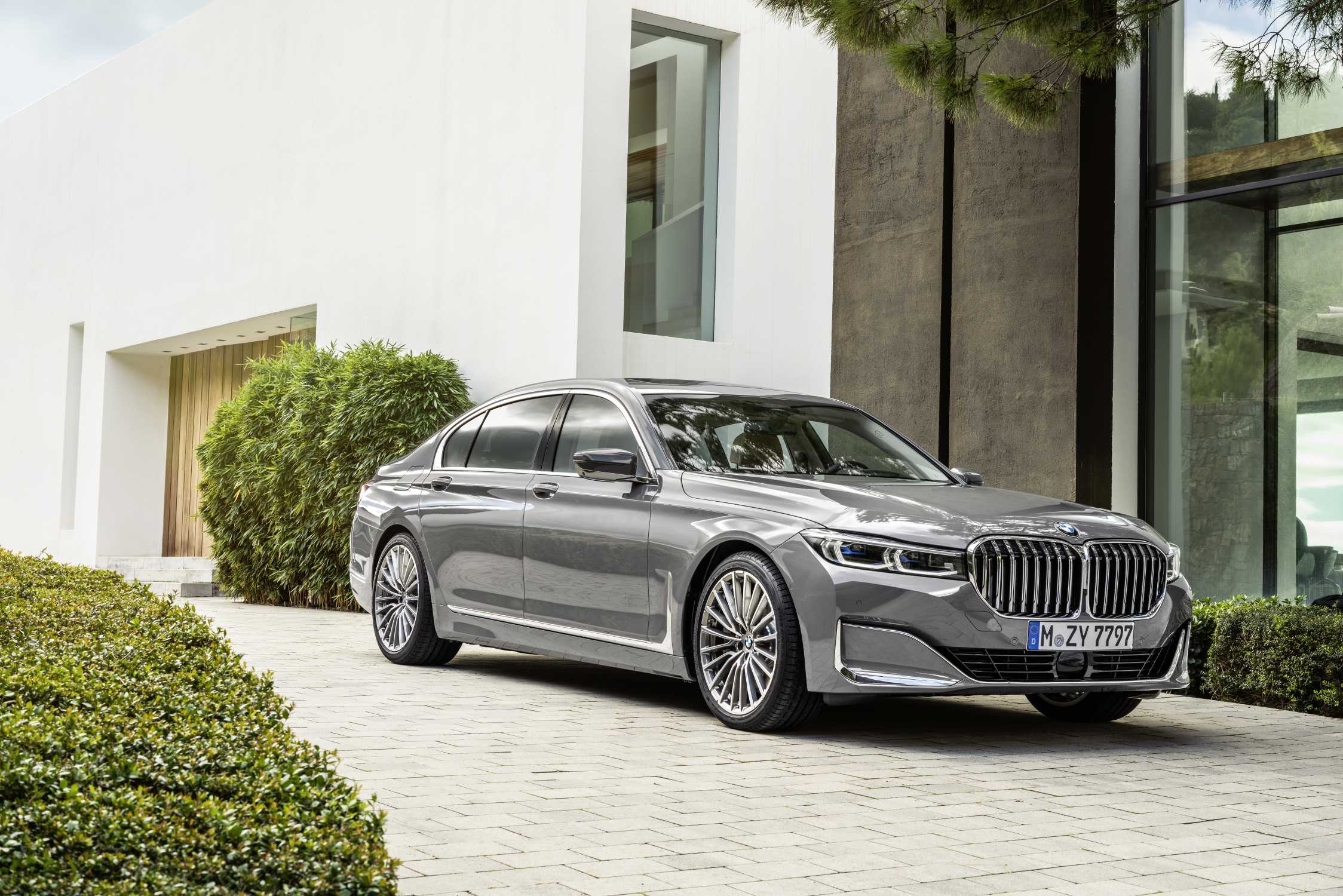 The new BMW 7 Series in painting Bernina Grey Amber Effect metallic with light-alloy wheel Styling 777 and leather “Nappa” with extended quilting in Cognac / Black (01/2019).
