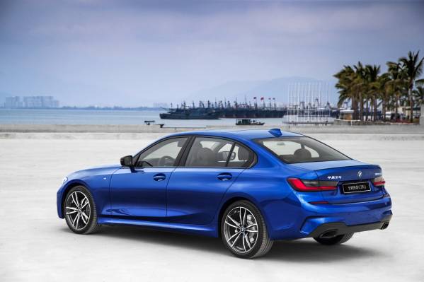 Sportiness, comfort and innovations exclusively for the Chinese market: The  long-wheelbase version of the new BMW 3 Series Sedan.