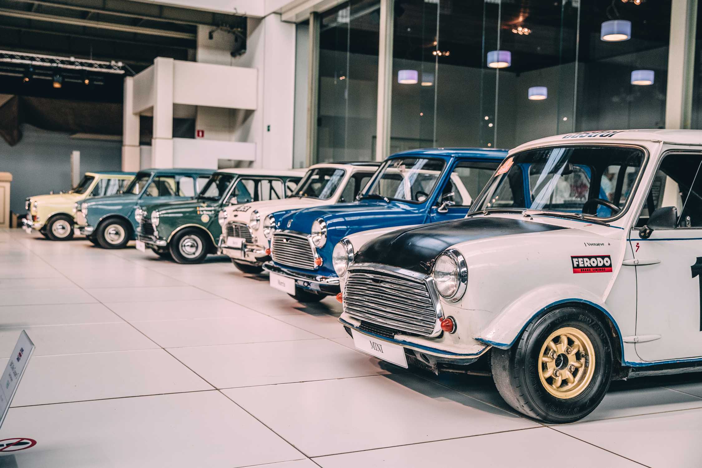 Mini Parade - Minis and MINIs in museum Autoworld Brussels (04/2019)