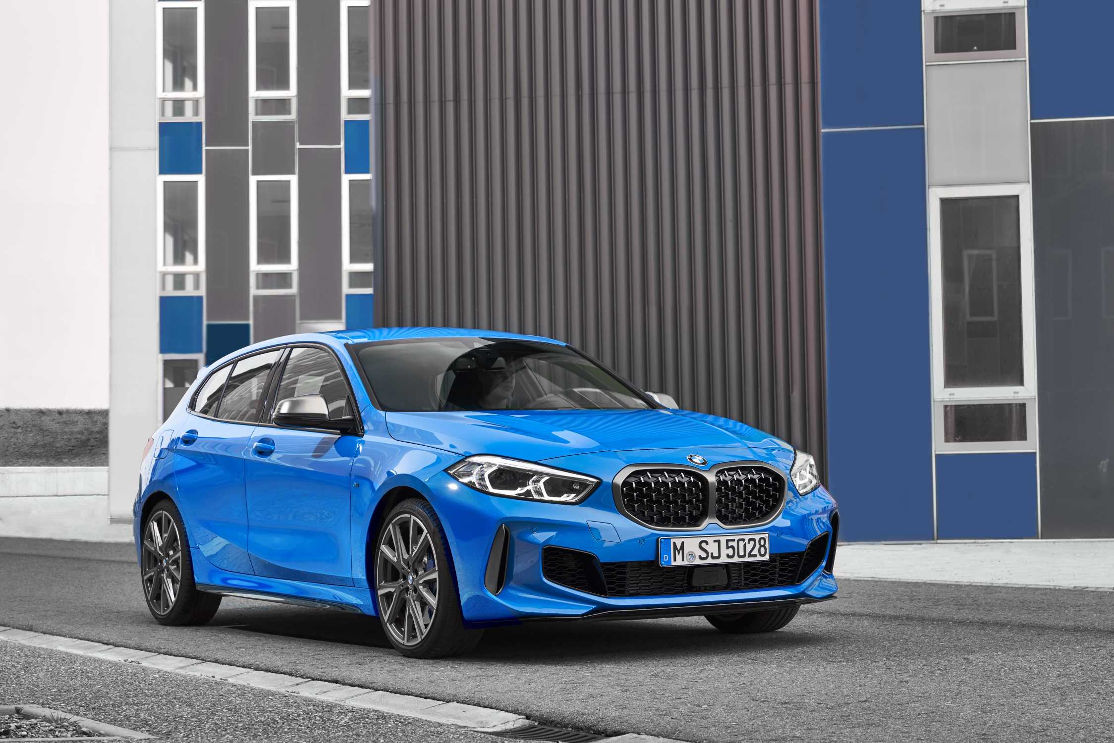 The all-new BMW 1 Series, BMW M135i xDrive, Misano blue metallic, Rim 19” Styling 557 M (05/2019).
