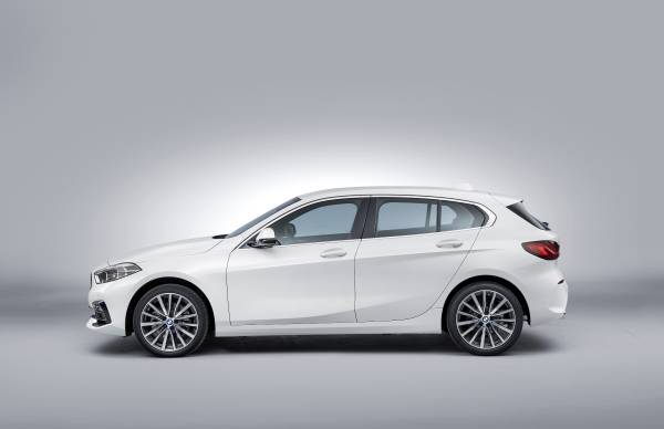  El nuevo BMW Serie, BMW 8i, Modelo Sportline, Mineral white Metallic, Rim ” Styling ( / ).