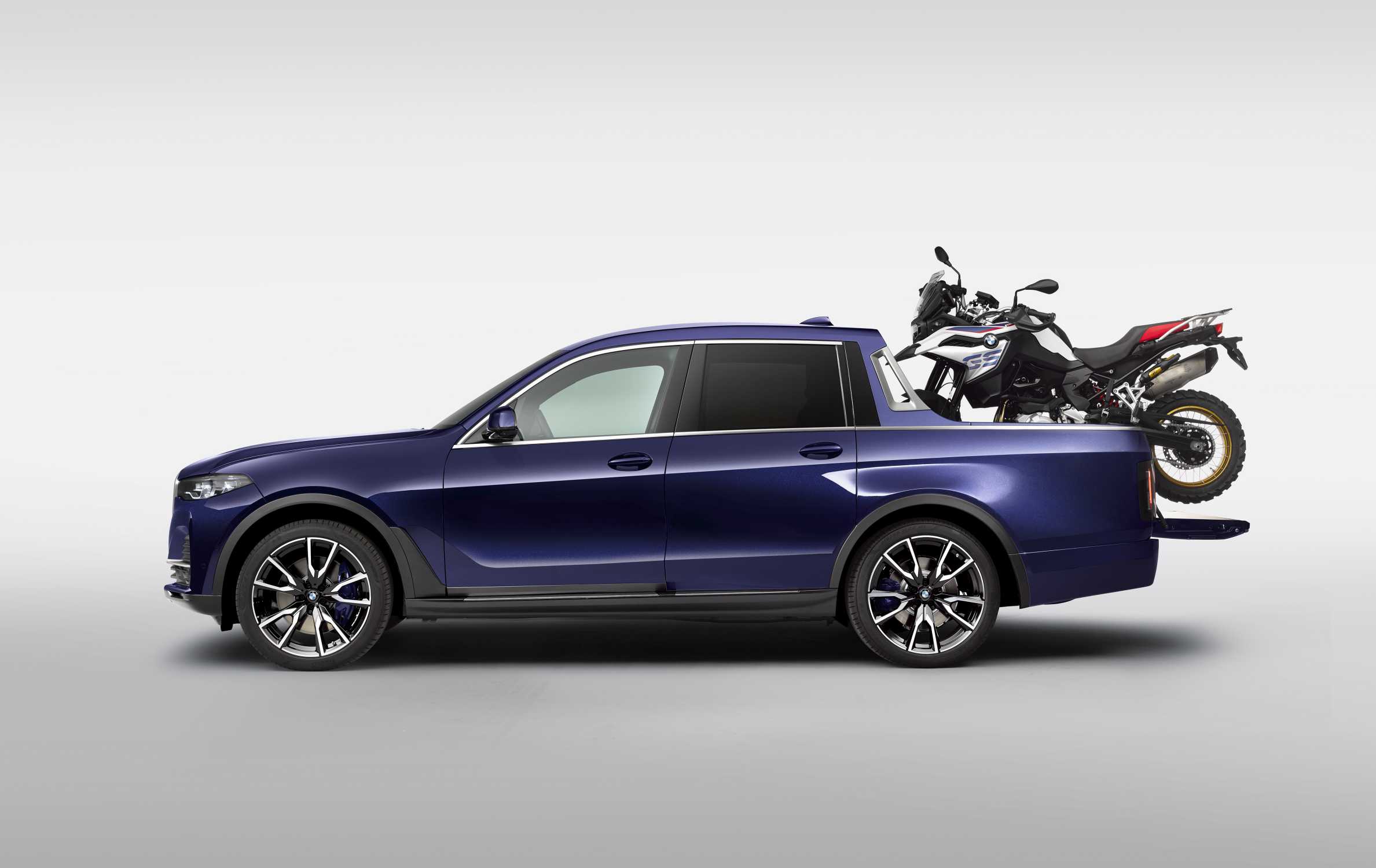 The BMW X7 Pickup with the BMW F 850 GS (07/2019).