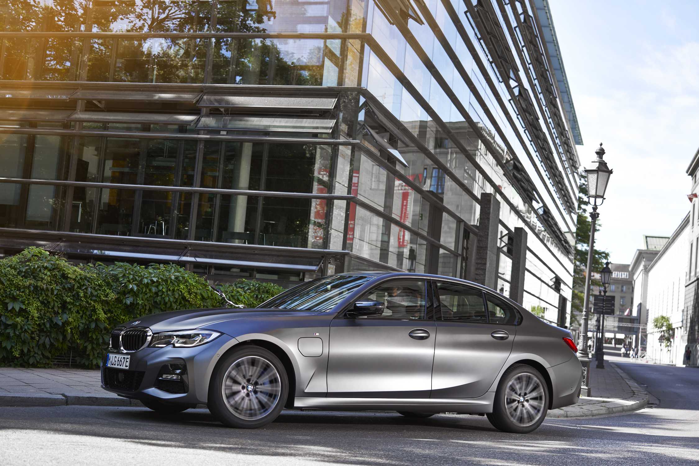 Kerstmis Trouwens Pence New entry-level models with plug-in hybrid drive for the BMW 3 Series and  BMW 5 Series.
